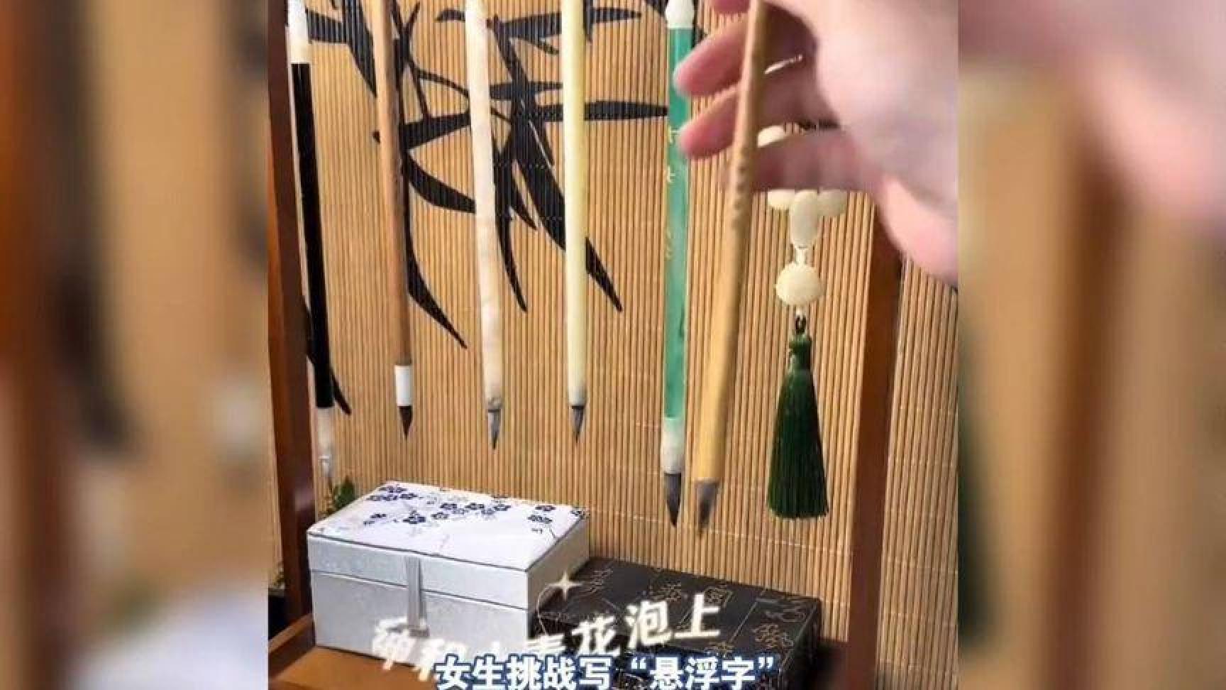 女生硬核挑战悬浮字体，乍看像漂浮空中，第二次复制依然零误差