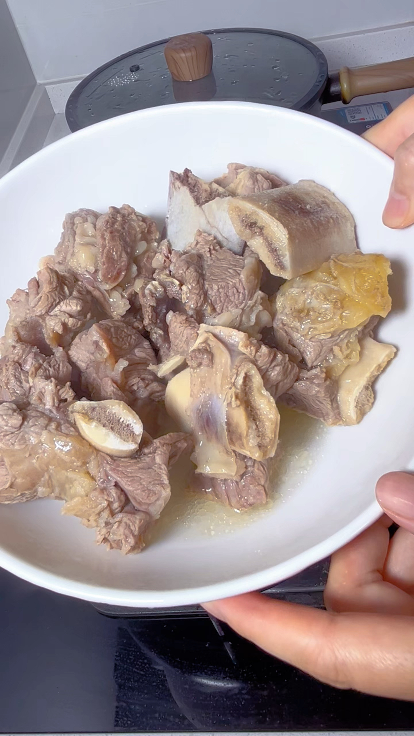 牛排骨这样炖出来肉质鲜嫩多汁,炖锅牛排骨的汤加点白萝卜太好喝