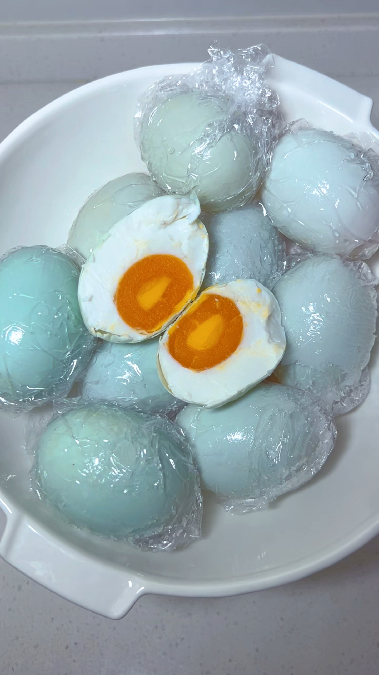 盐、白酒、保鲜膜就可以腌出流油的咸鸭蛋