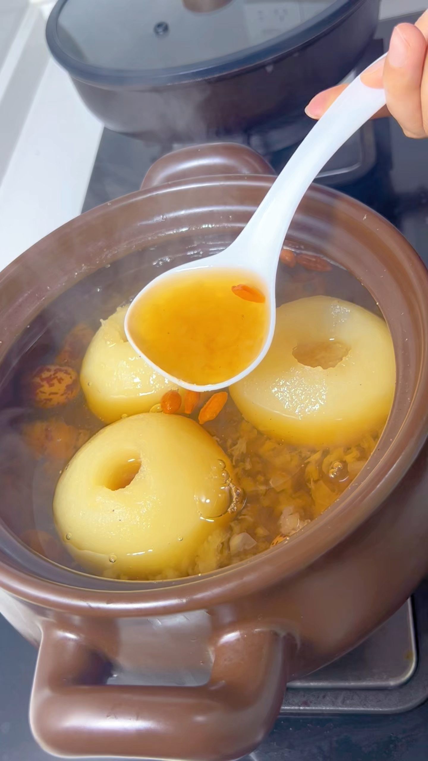 冰糖雪梨银耳汤这个季节喝太舒服了！