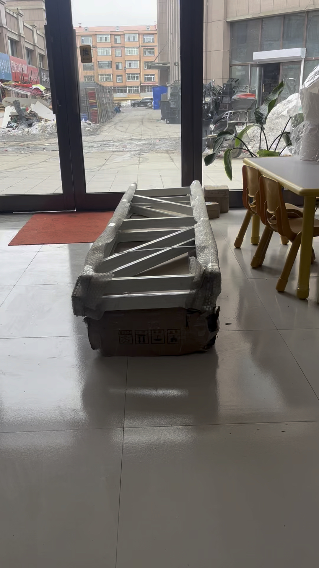 一个人组装货架子