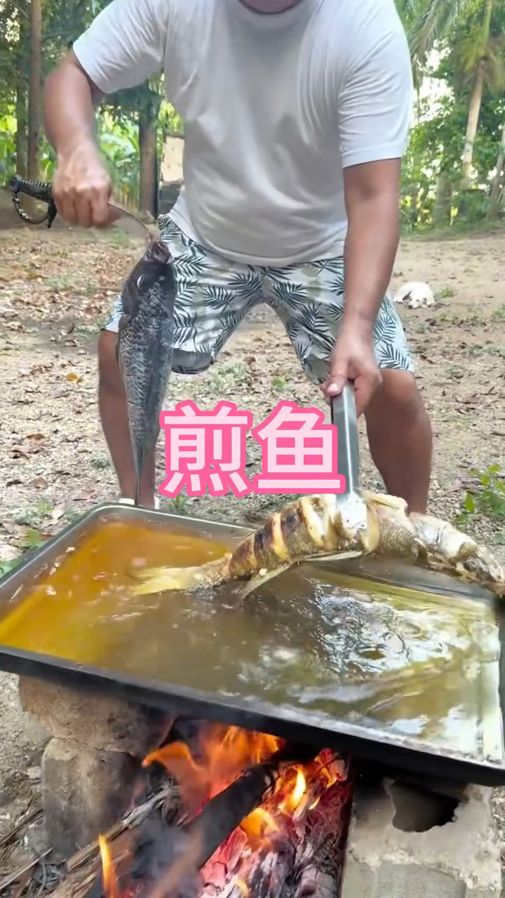 这样煎鱼你见过吗