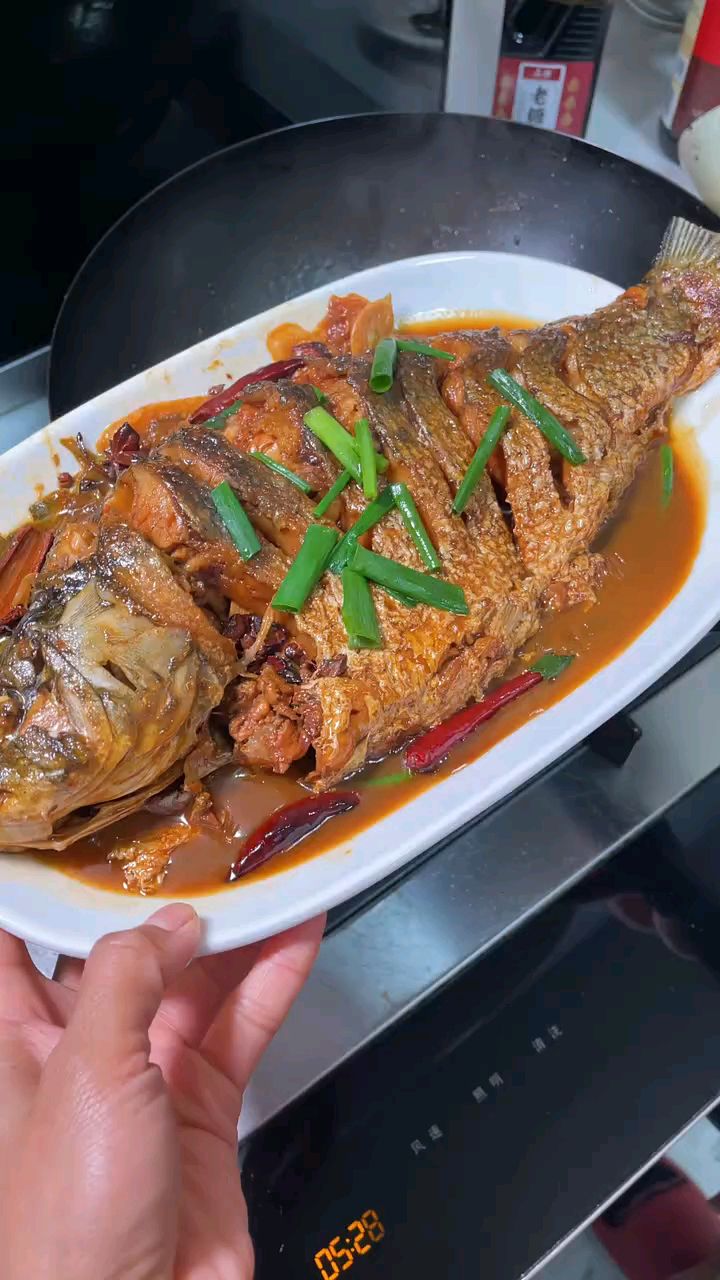 今晚是元旦节狂欢夜,做一道元旦美食红烧鱼,好吃营养又过瘾
