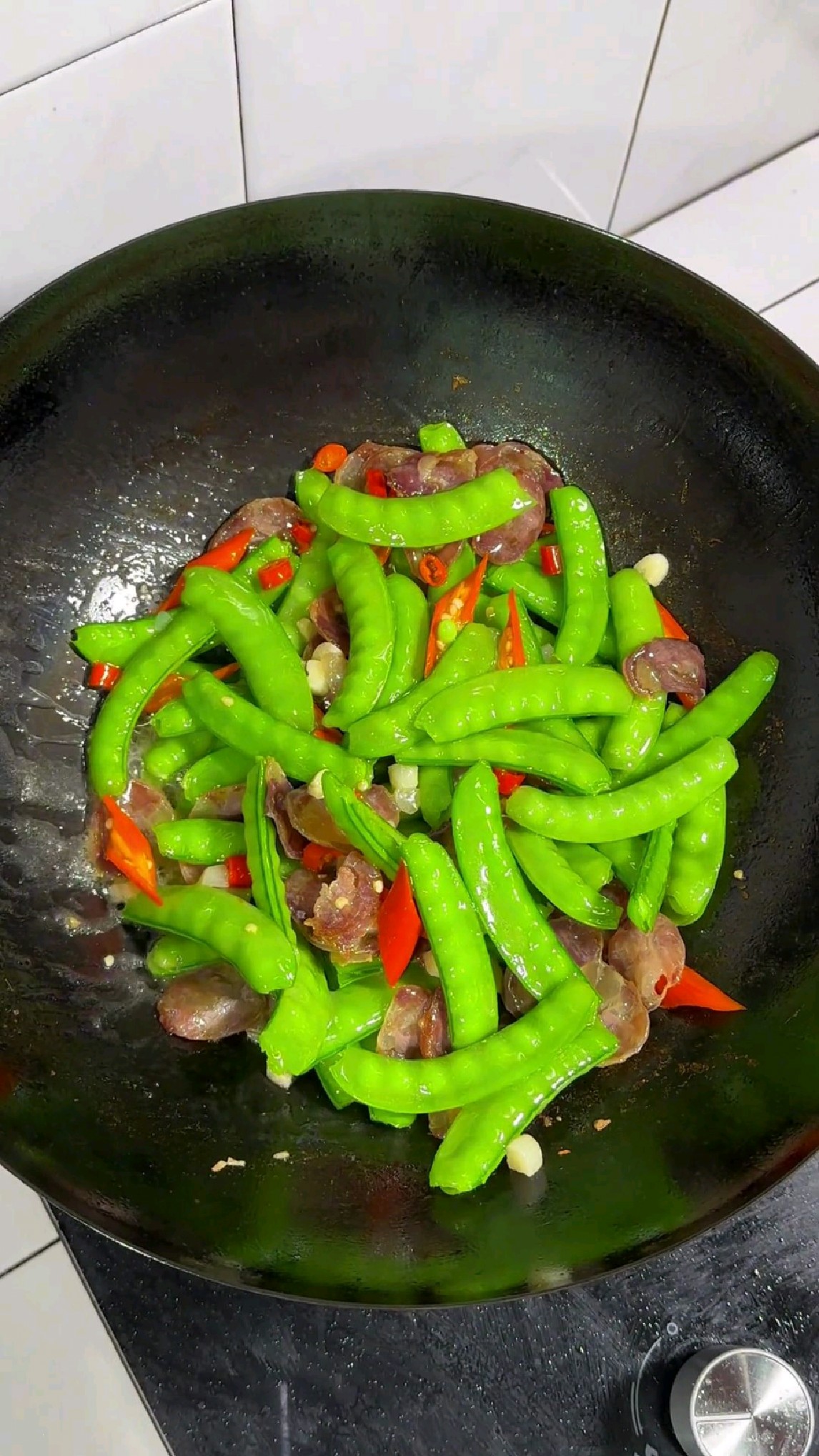 今日立春,用荷兰豆炒香肠,荤素搭配,营养翻倍。特适合新春美食