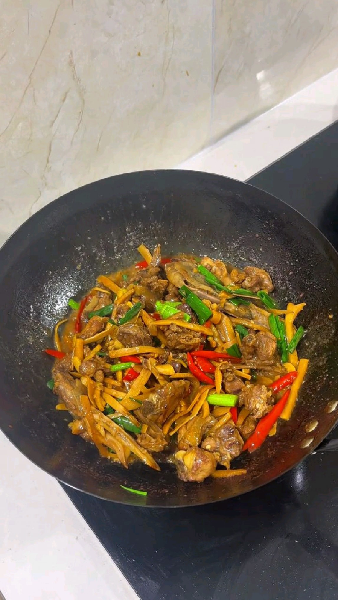 过两天就是元宵节了,就像我这样炒一锅鸭肉,好吃到骨头都是香的