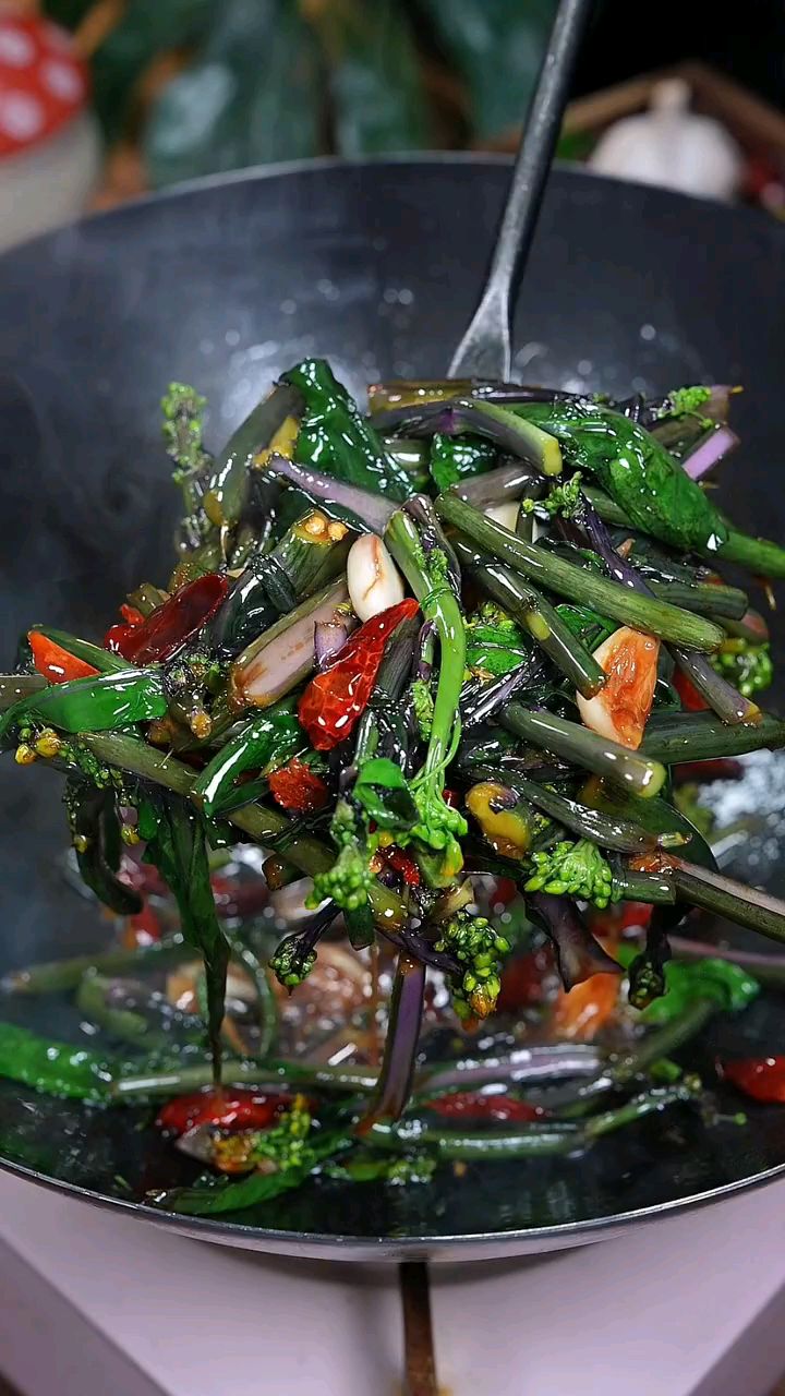 平时大鱼大肉吃多了,休息在家做上这道红菜苔,米饭都要多吃几碗