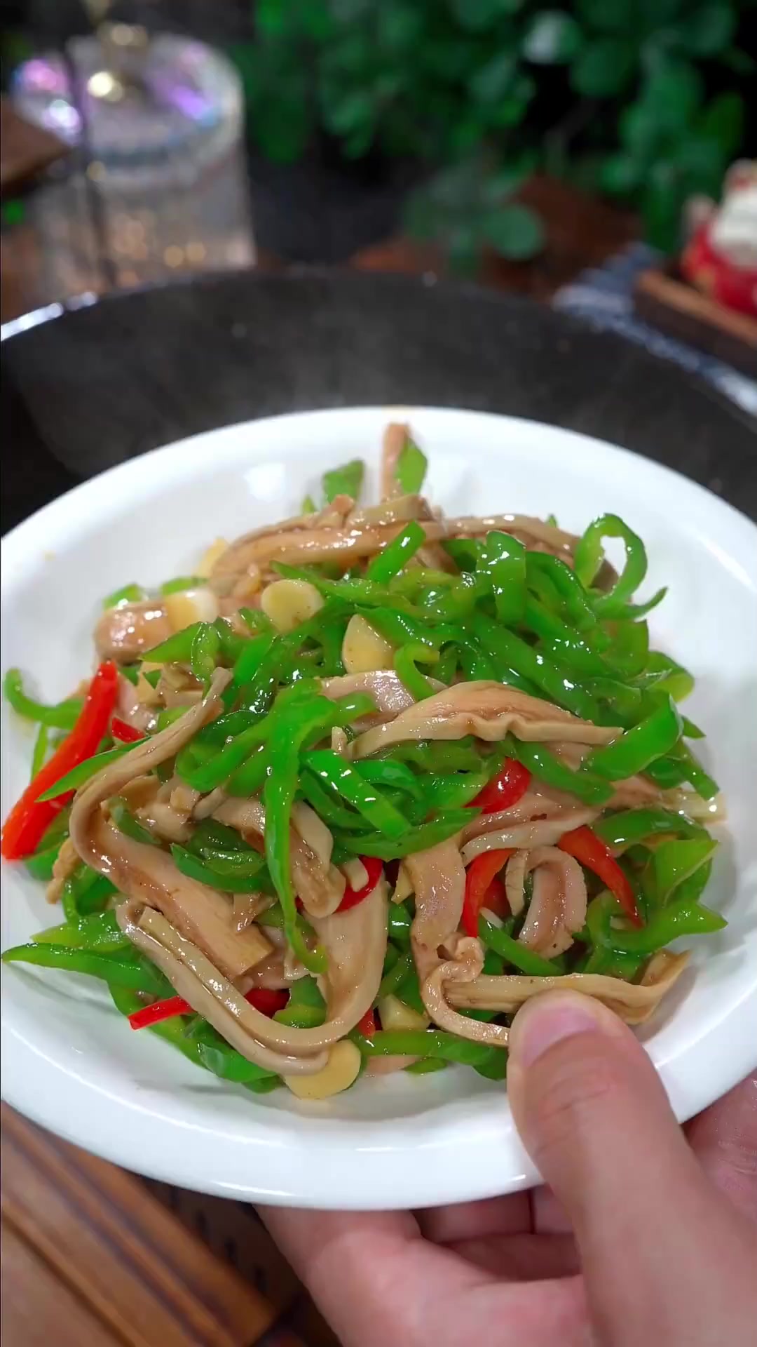 两分钟就能搞定的青椒炒猪肚,猪肚软糯鲜香,简单好吃又下饭!