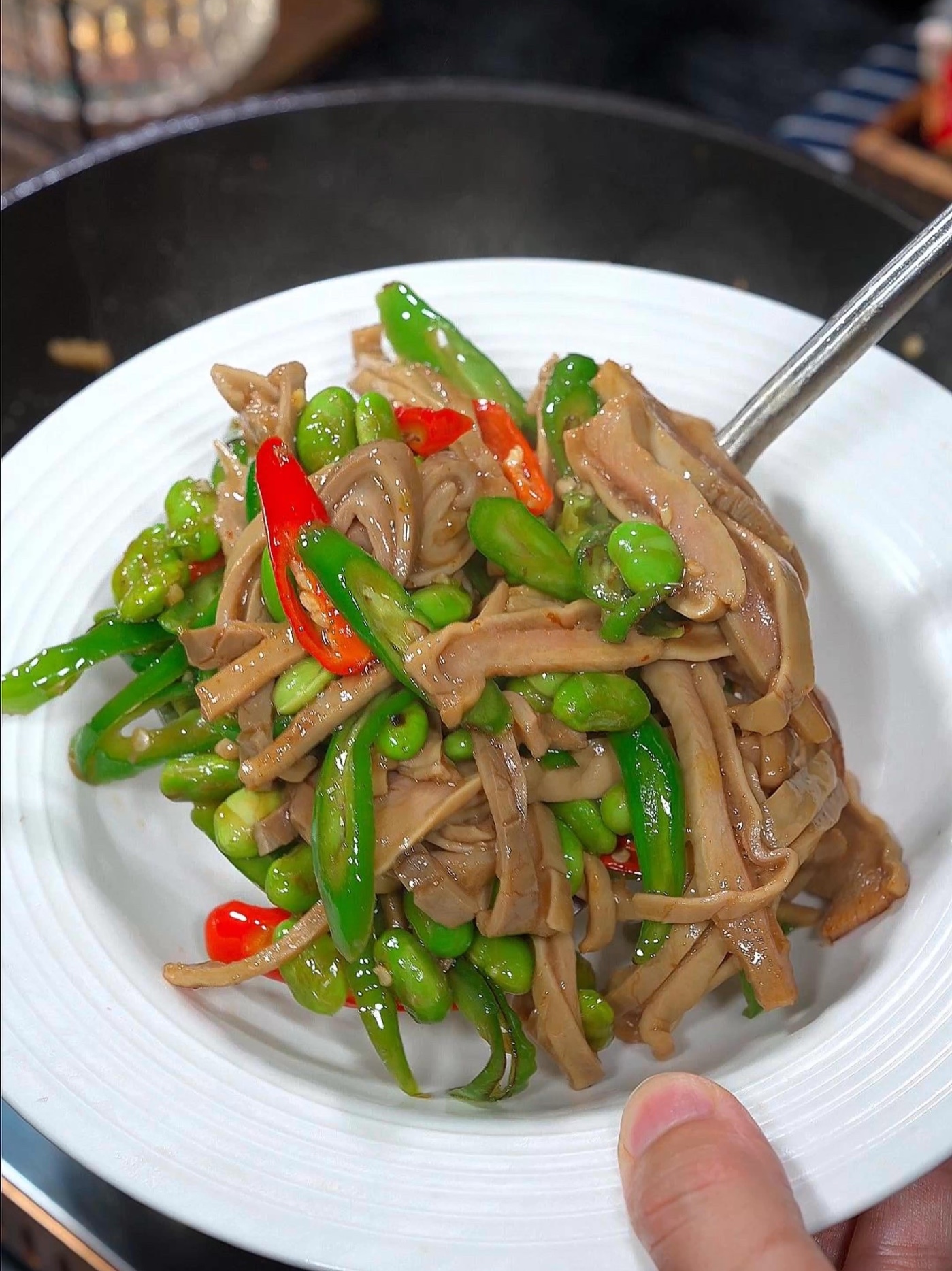 青椒毛豆炒猪肚的做法,软糯鲜香,好吃又下饭!