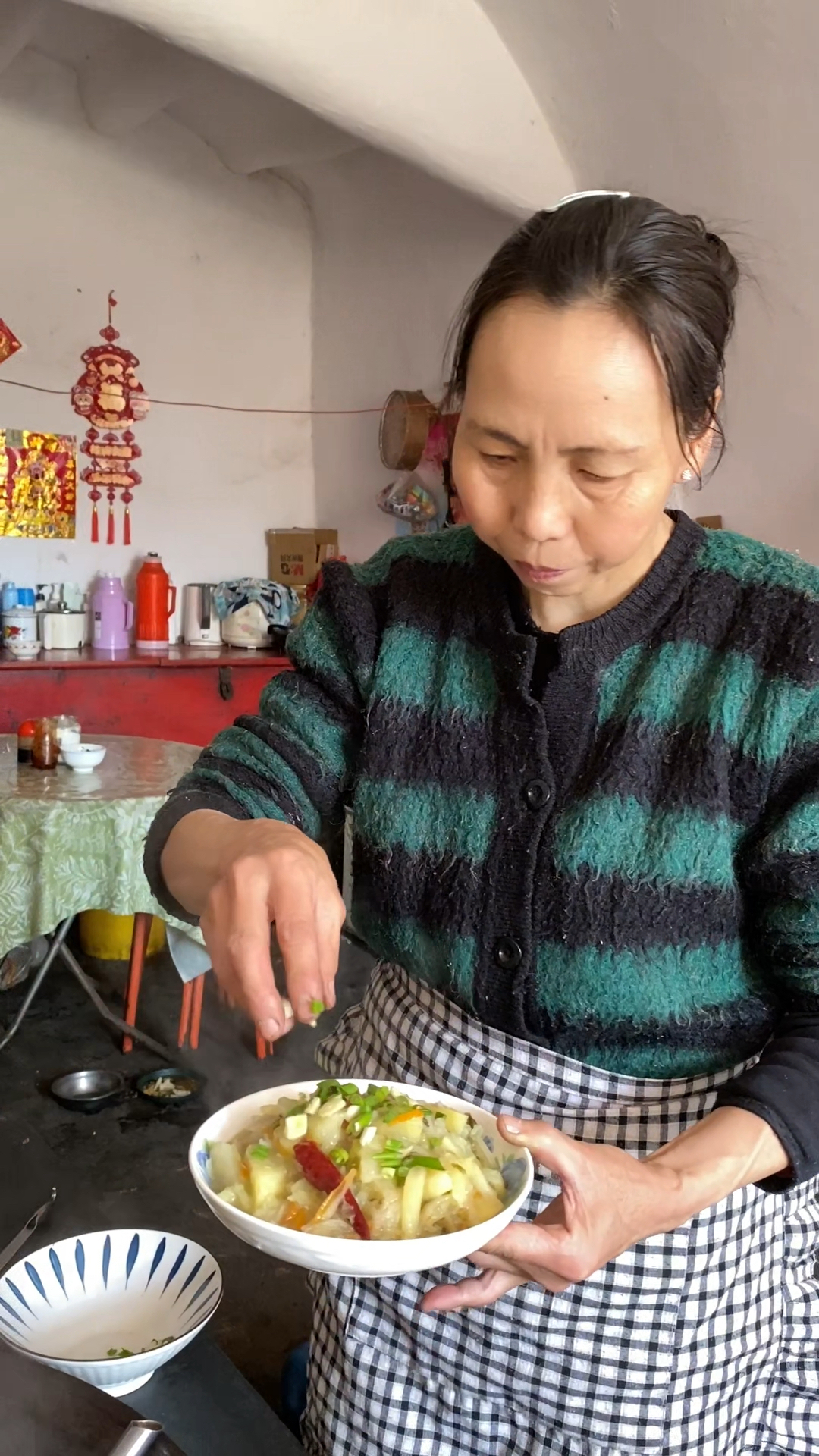 农家剁椒酱河捞拌面,香辣劲道,再来一盘烩菜,嘎嘎入味