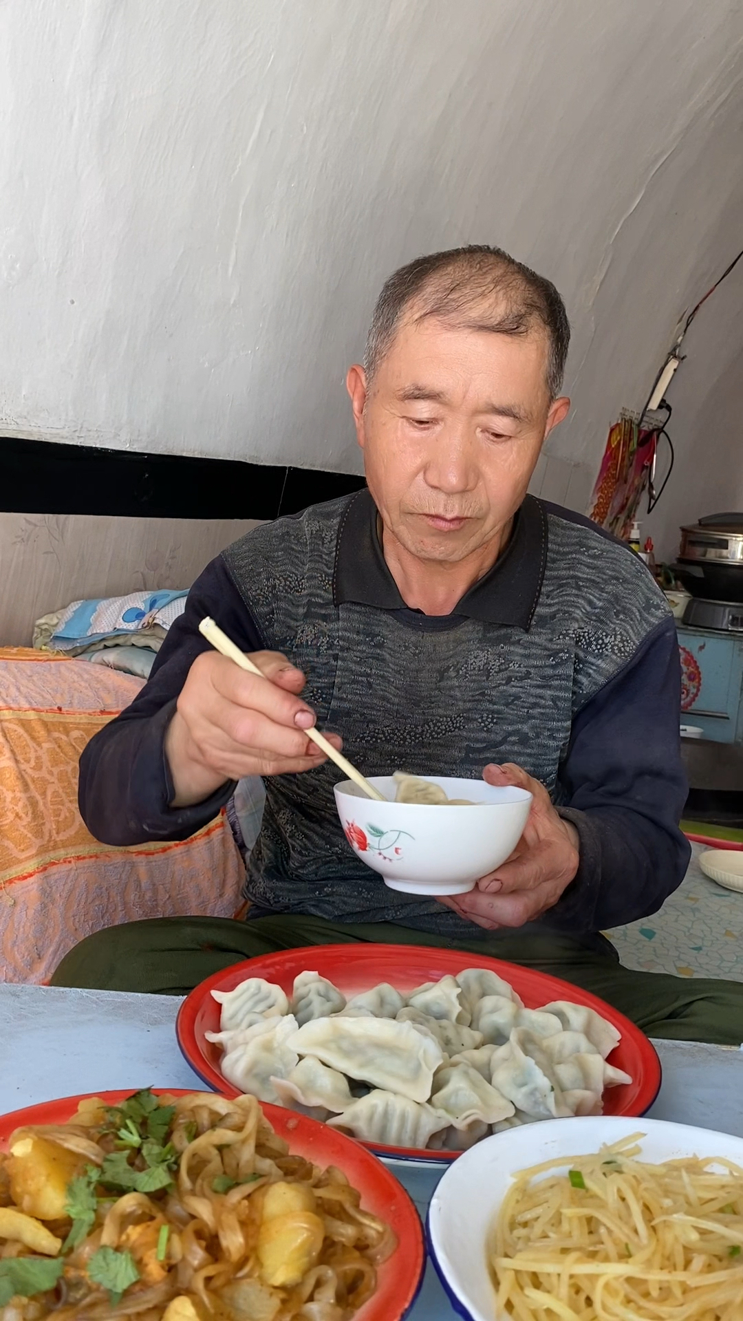 给老汉第一次做香菜馅饺子,香味浓郁,来点小料汁更香