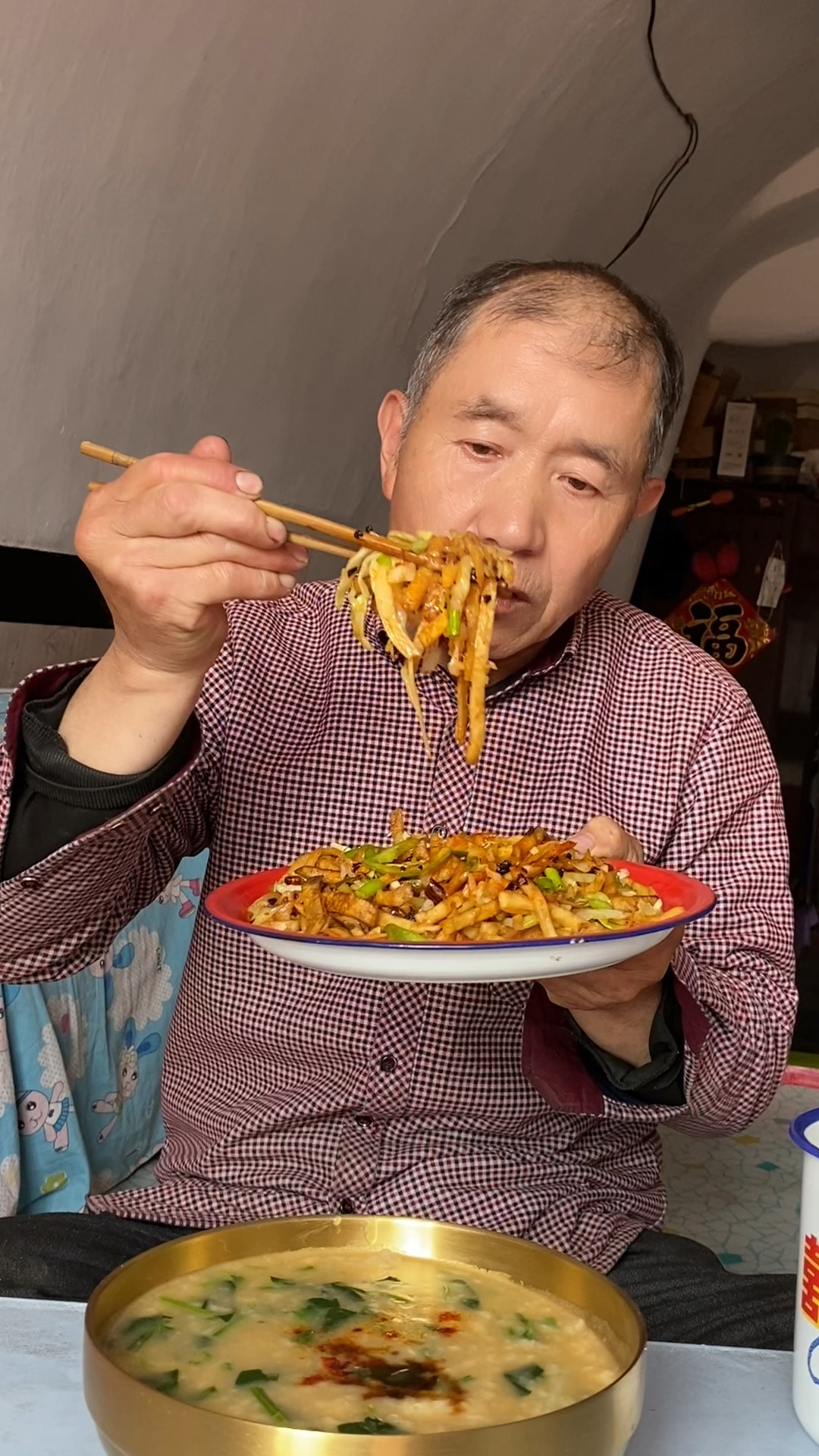 农家大锅炒饼丝,香辣入味