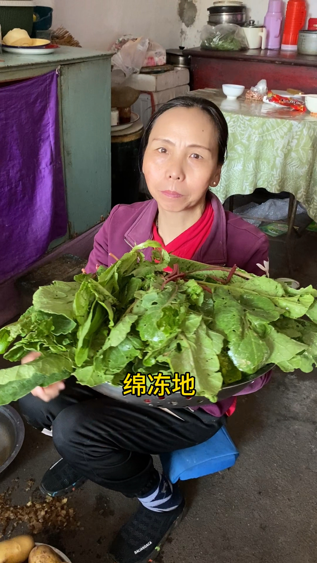 红萝卜叶子烩菜,口感绵密,再来一碗河捞面,嘎嘎劲道