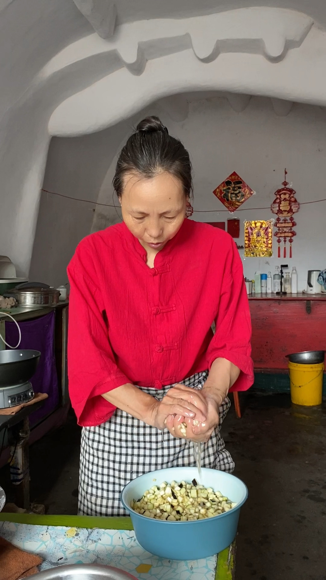 农家肉沫茄子打卤面,汤汁裹满面条,太香了