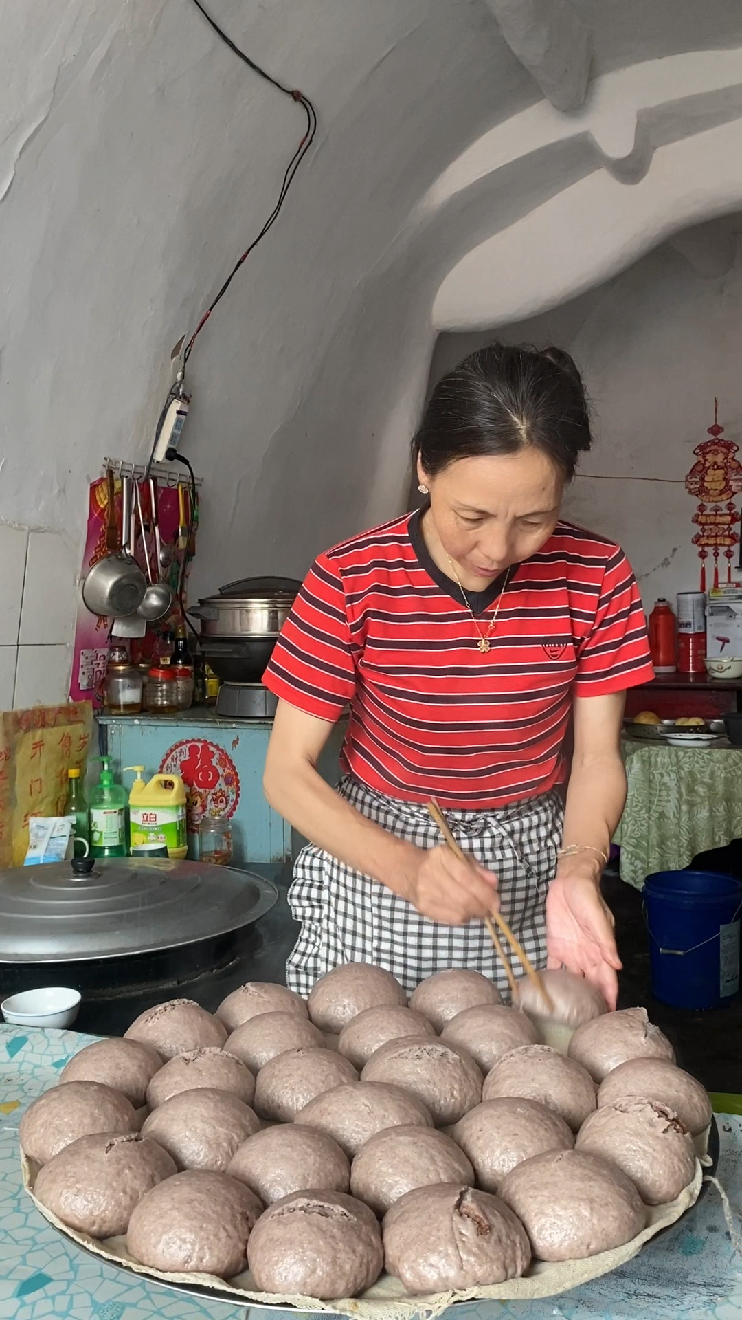 农家大锅蒸黑米面馒头,松软微甜,早晚吃简单方便