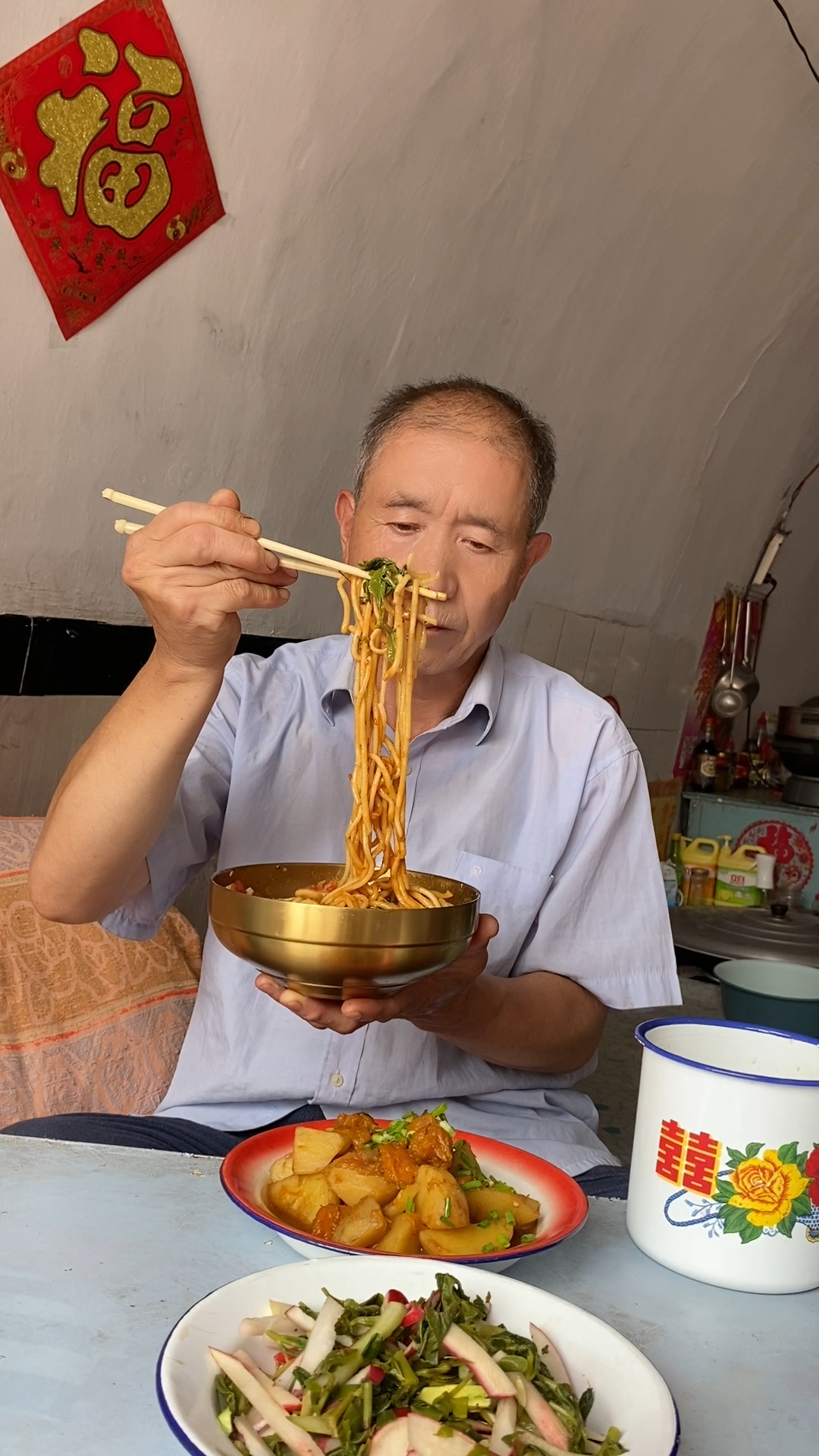 农家手工剁椒酱拌面,再来一盘软糯入味的南瓜炖土豆,香而不腻