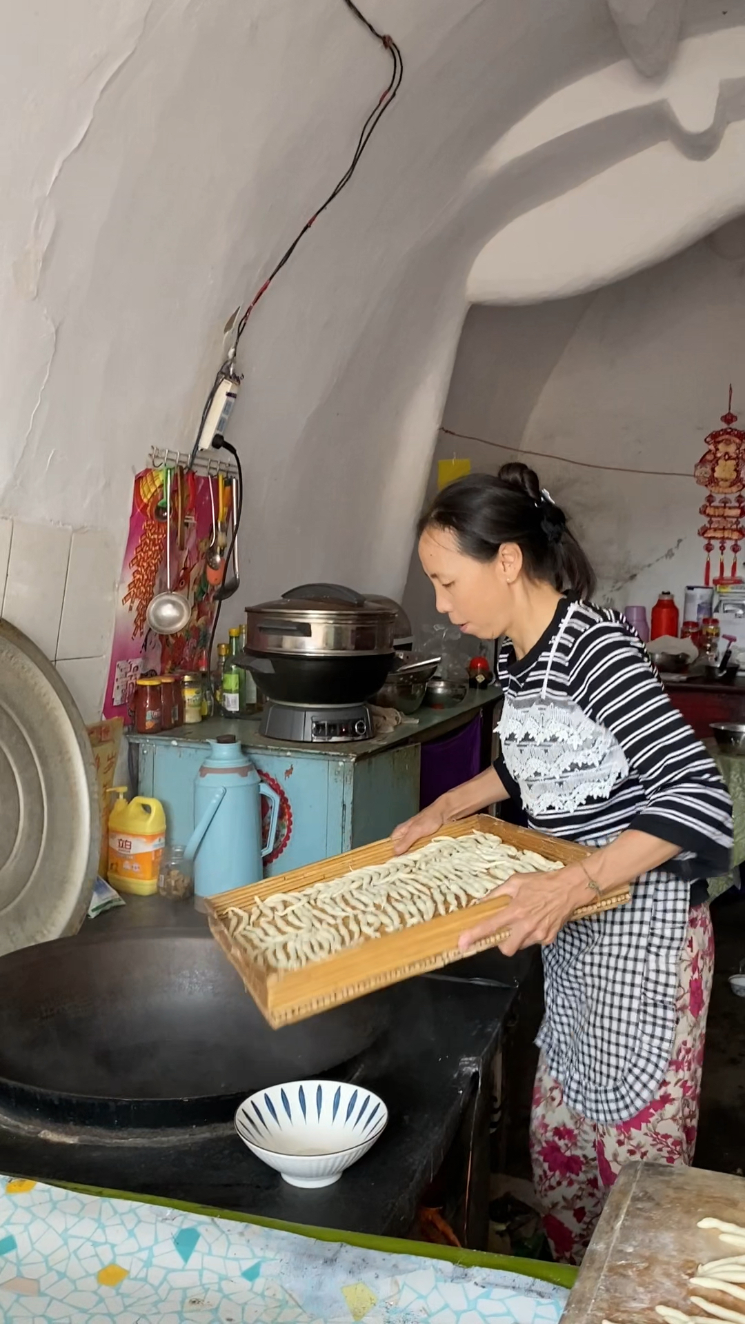 农家土豆水晶鱼鱼，劲道爽滑，淋上料汁酸辣爽口