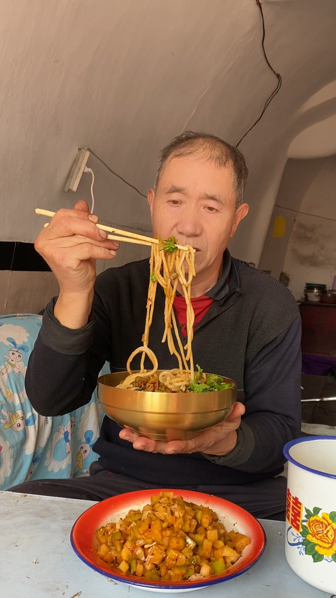 用自己腌的酸豆角做酸豆角肉末拌面，嘎嘎下饭，酸辣爽口