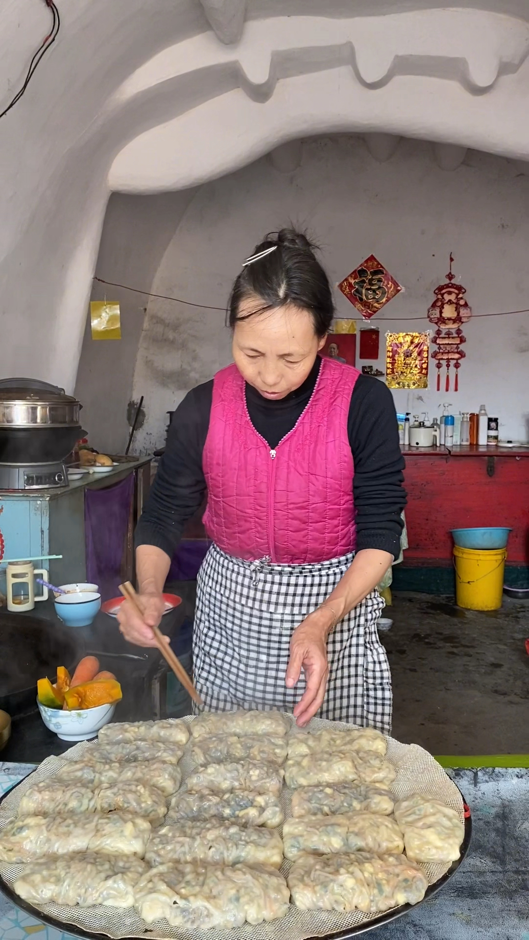 农家大锅蒸菜卷,皮薄陷多,味香鲜美