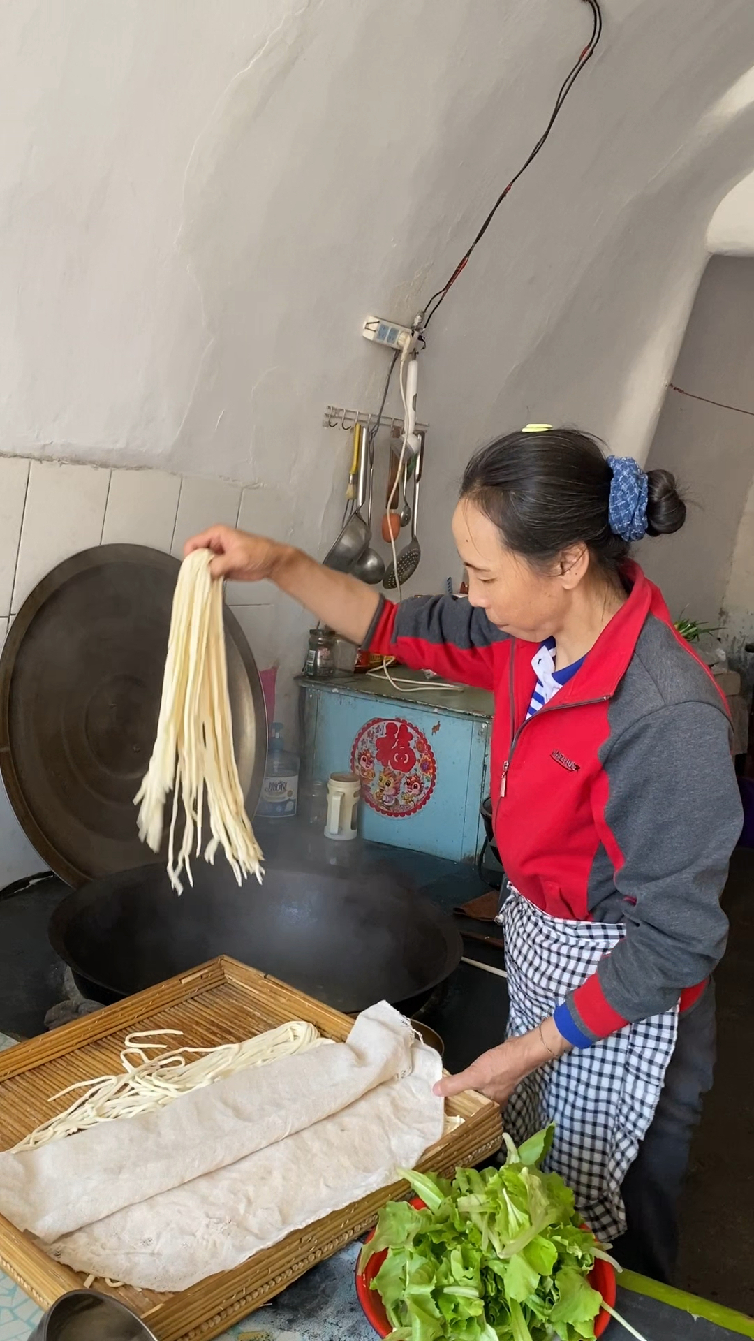 农家炒茄子拌面，汤汁入味，拌起来嘎嘎香