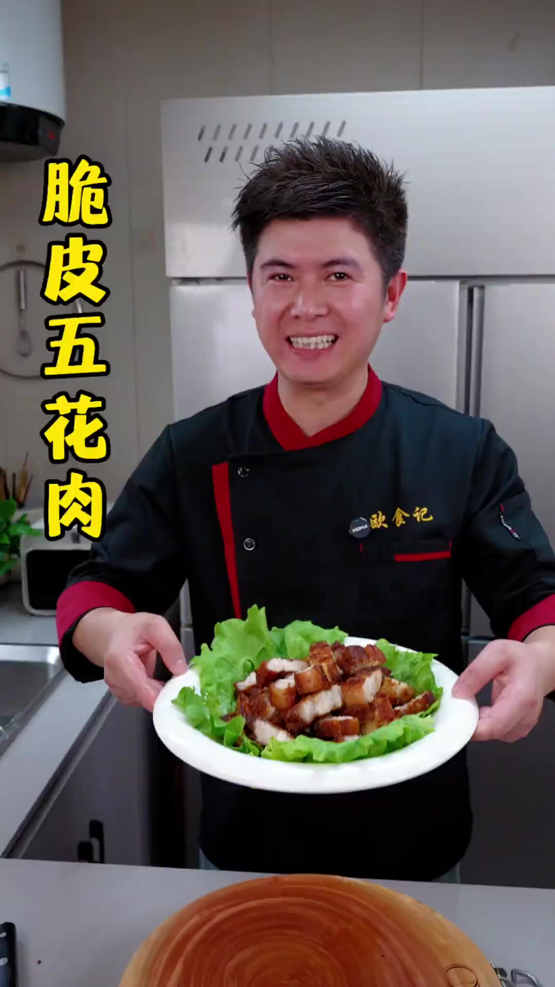 把五花肉放进啤酒里泡一泡，出锅就是好吃的五花肉新吃法，焦香酥