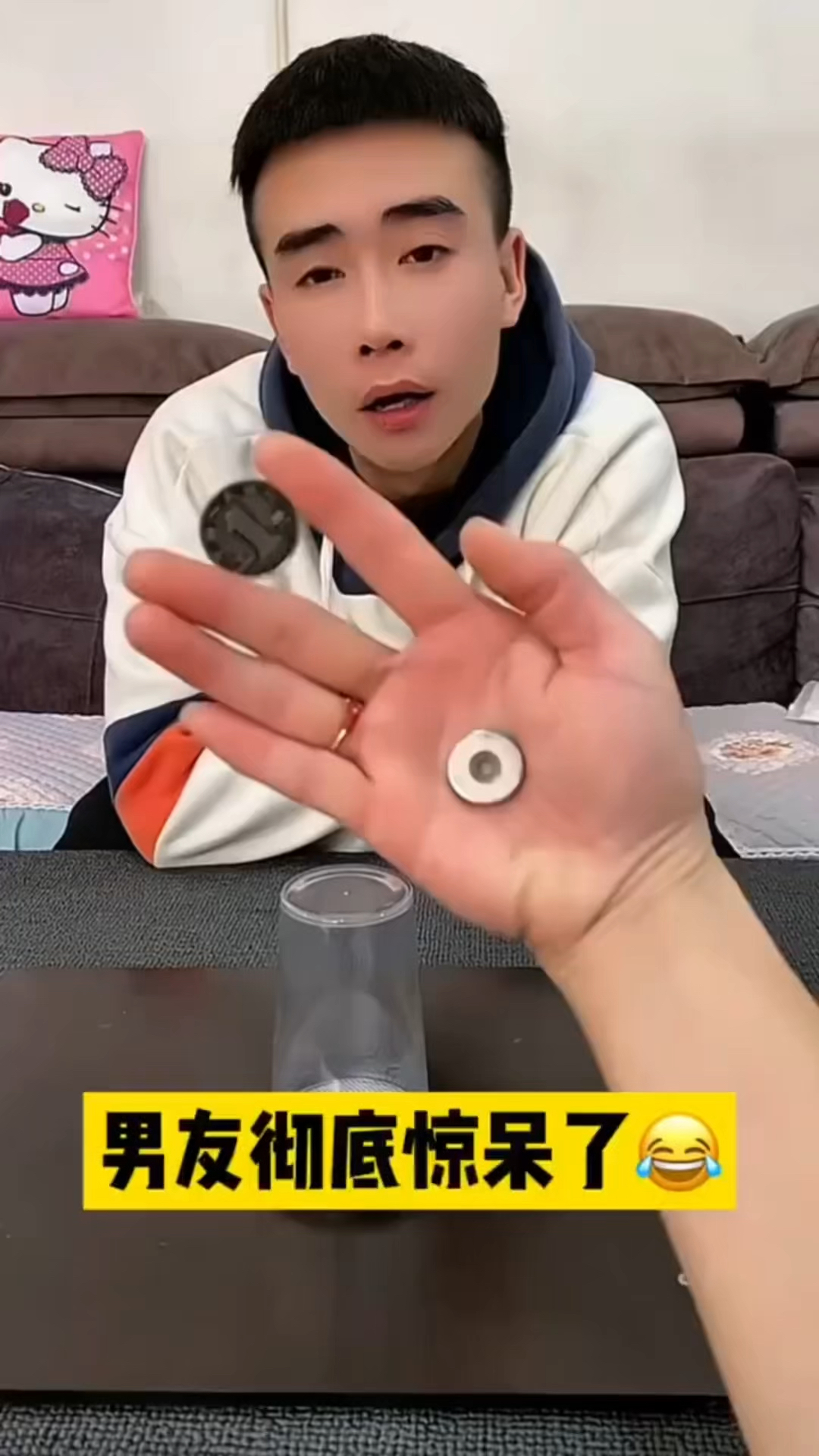 硬币隔空穿玻璃杯,揭秘背后真相!#魔术教学