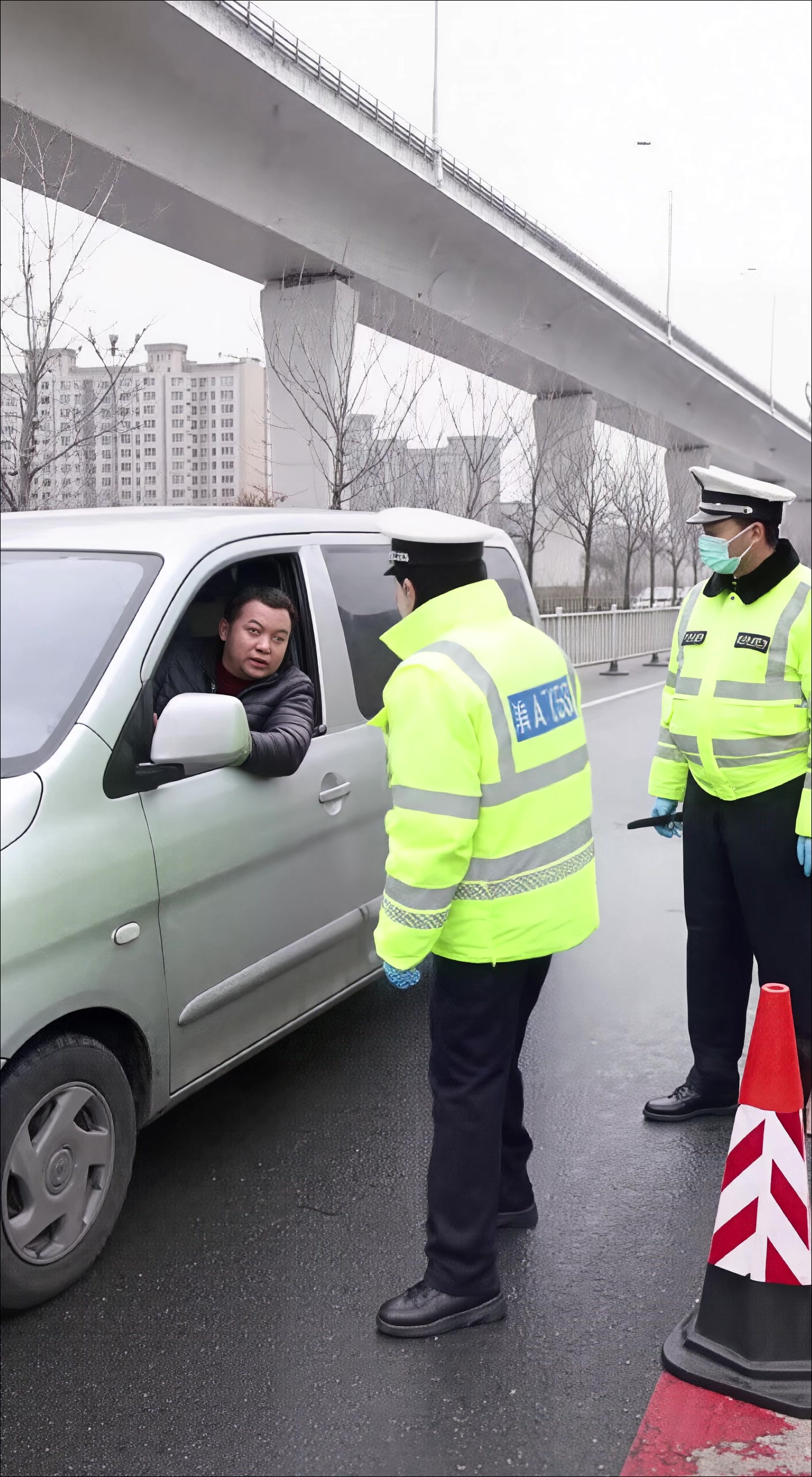 面包车限行被拦司机谎称拉的黑胶唱片,打开后备箱交警看傻眼