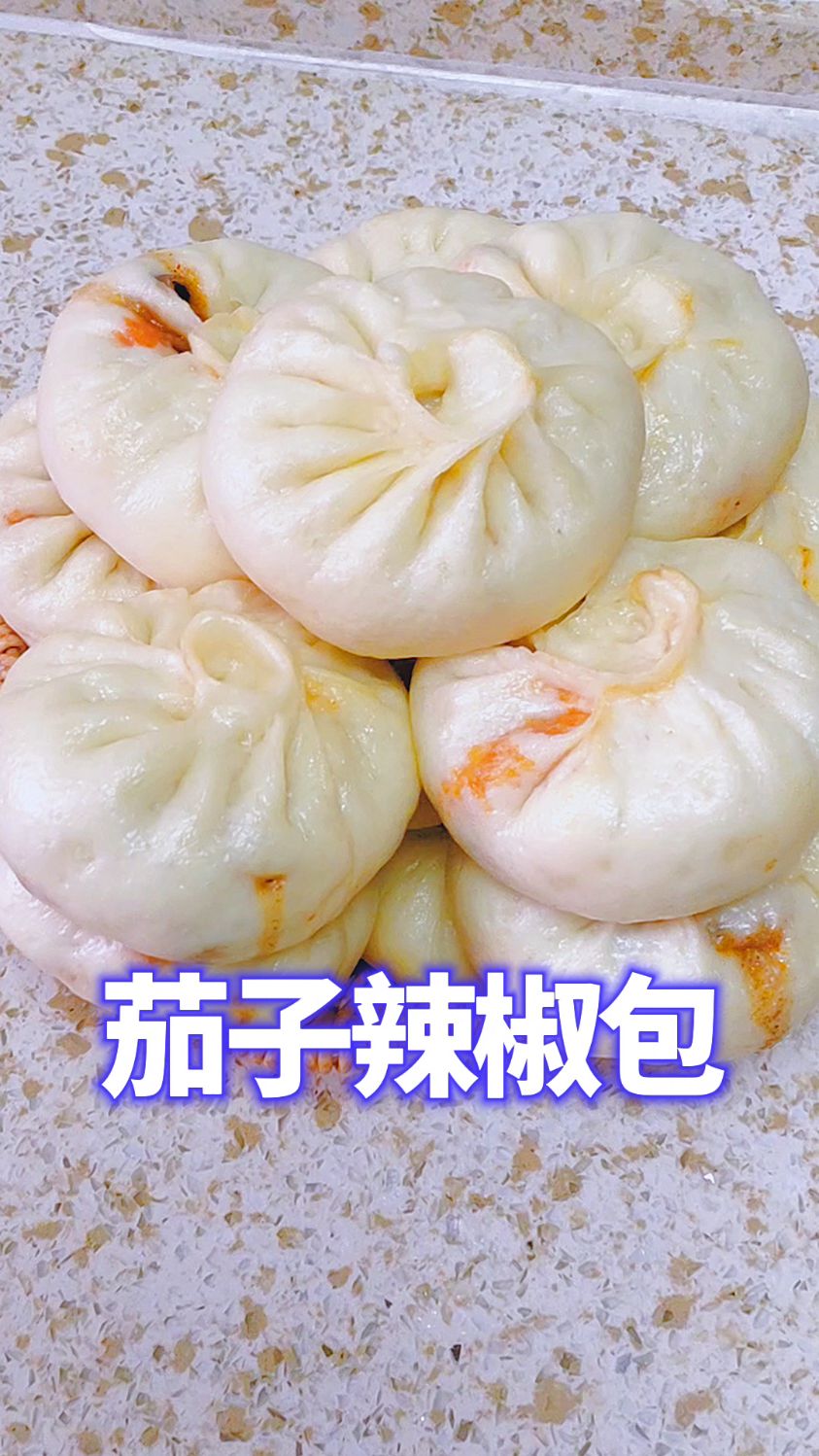 茄子辣椒包 做法简单 包子蓬松暄软 馅料又鲜又香 比肉馅的都好吃