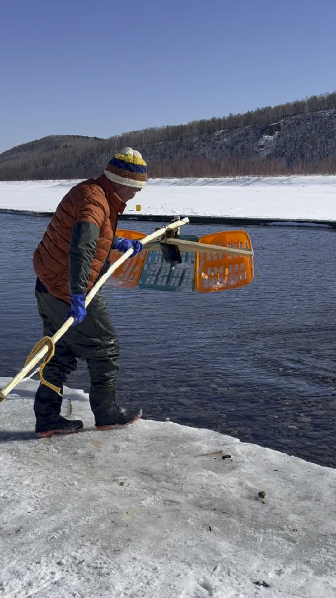 看看东北冬季是怎么抓鱼的?