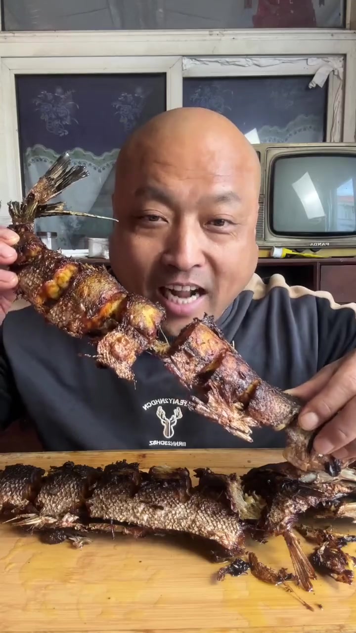 吃货大口吃肉嘎嘎好吃简简单单炸个海狼鱼,得劲!