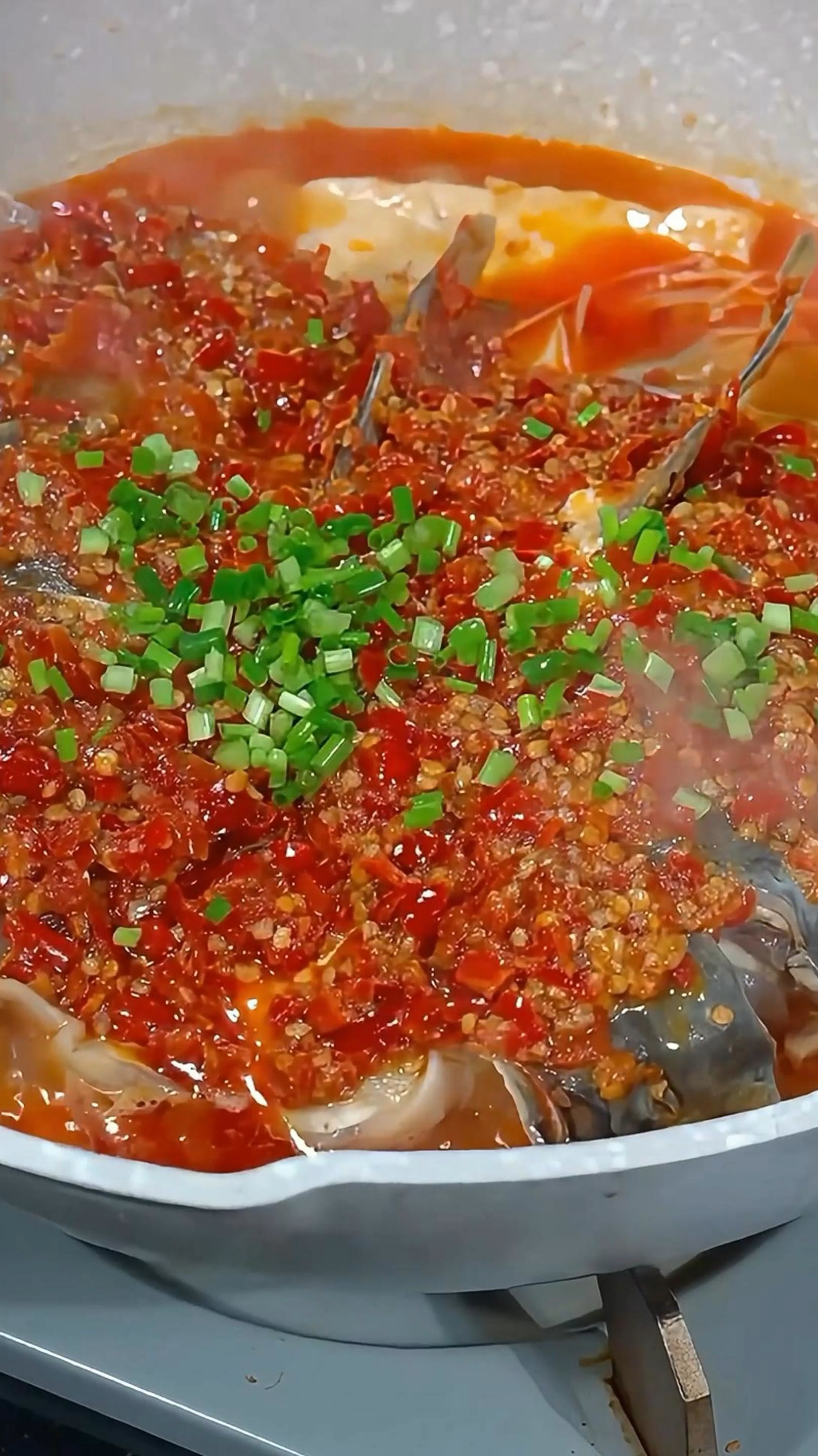 剁椒鱼头这样做,鱼肉鲜嫩,汤汁香浓