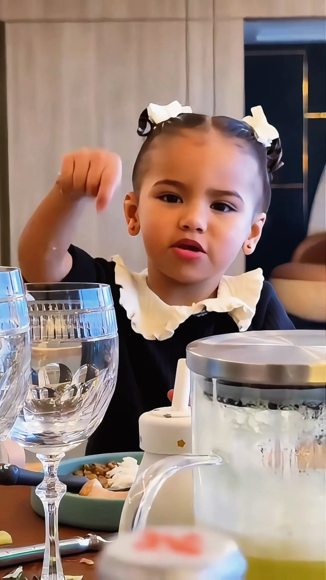 内马尔大女儿早饭吃出表情包，这表情和内马尔一摸一样