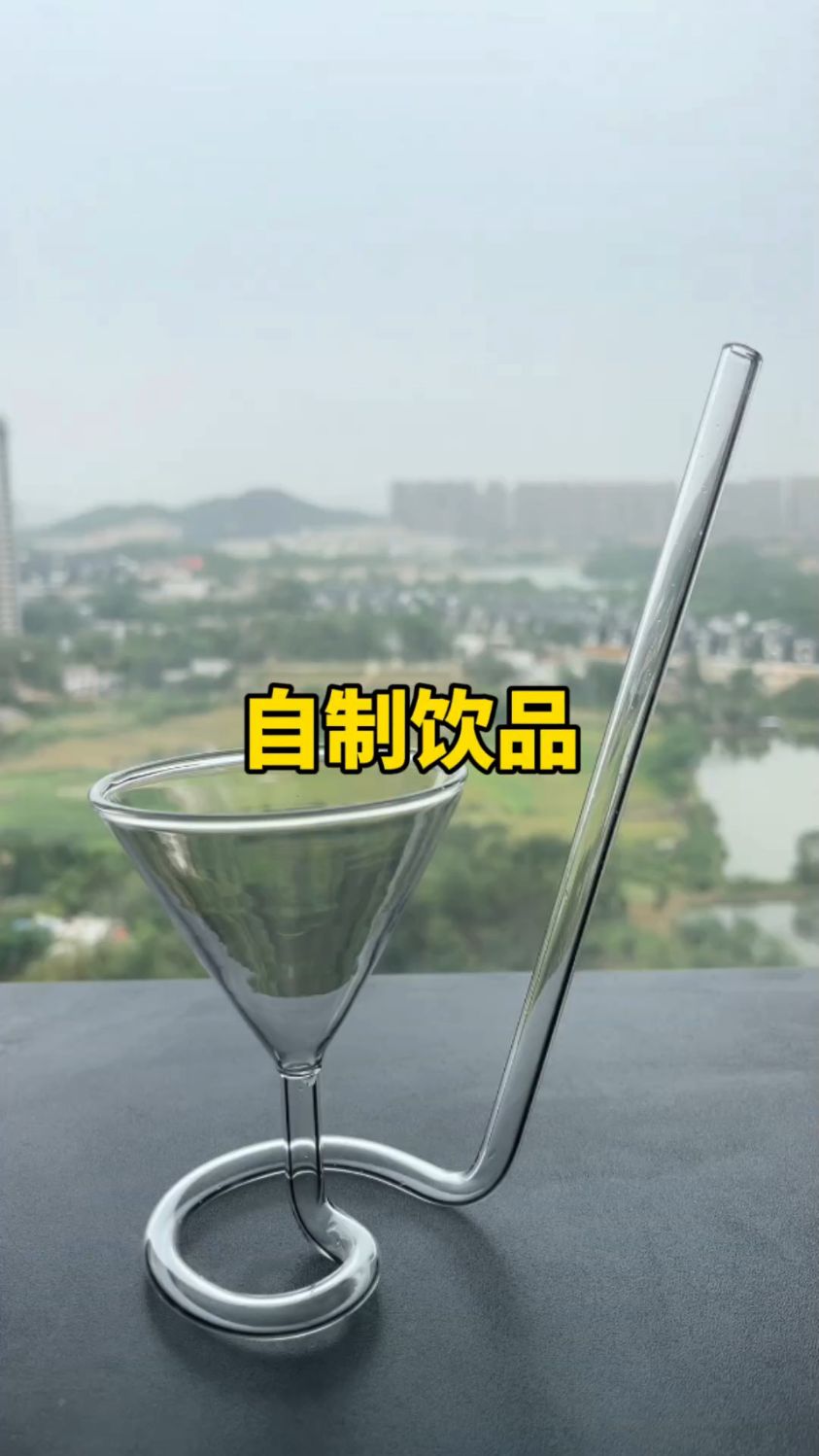 男子新杯泡兰香子制作饮品