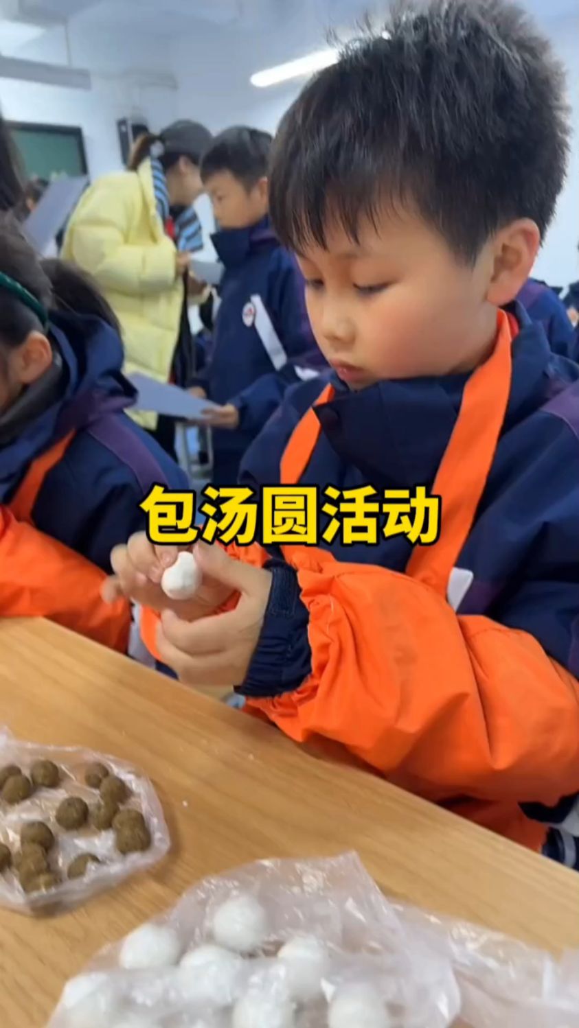 男孩包汤圆手法超惊艳