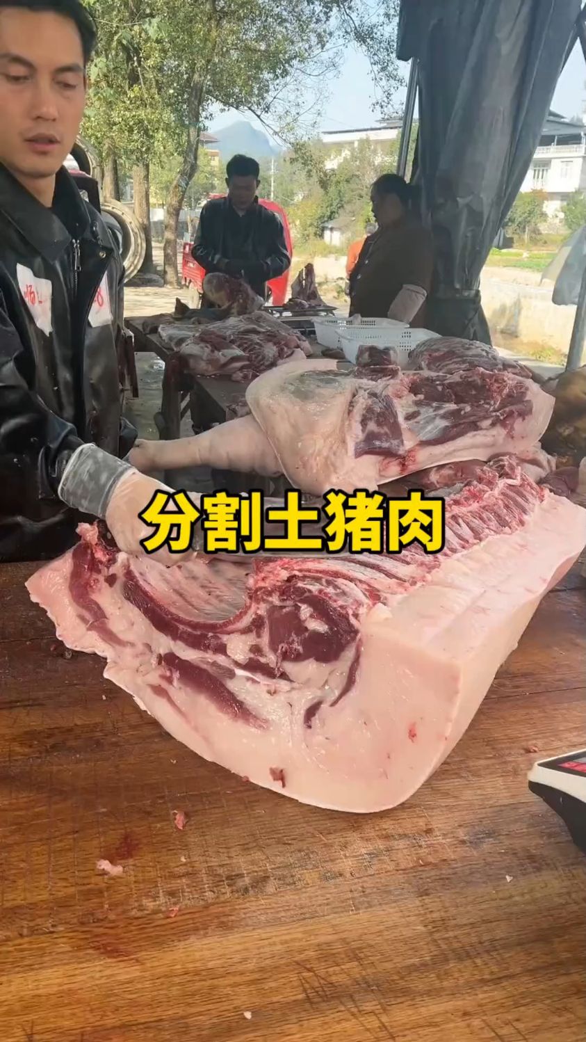 摊位老板分割土猪肉