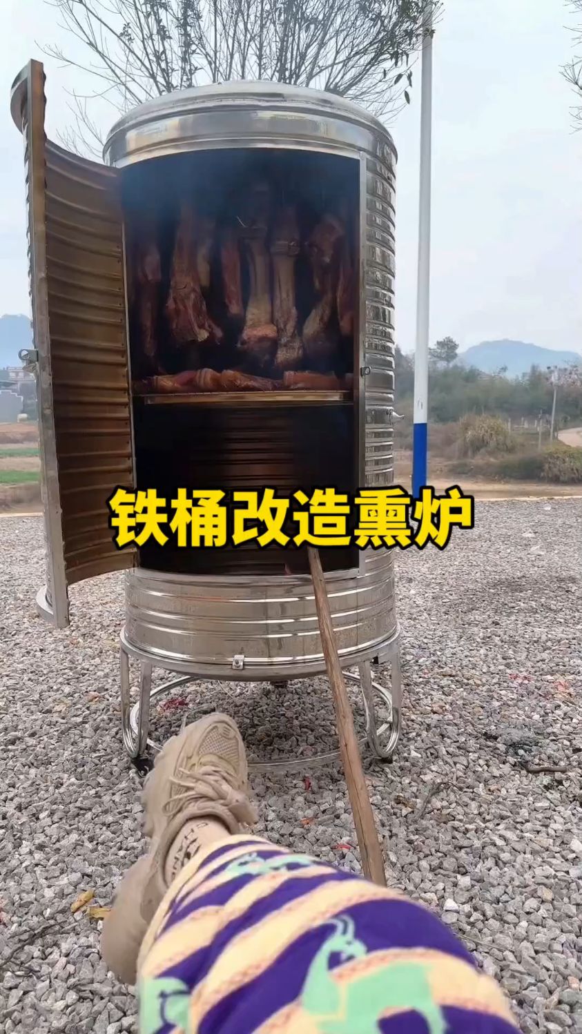 女子用废旧大铁桶改造熏肉炉