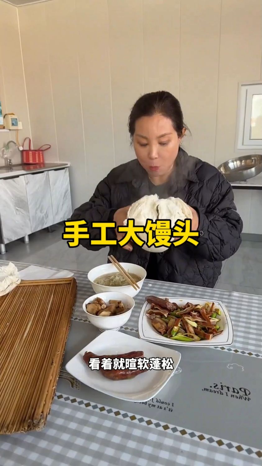 刚出锅的暄软大馒头