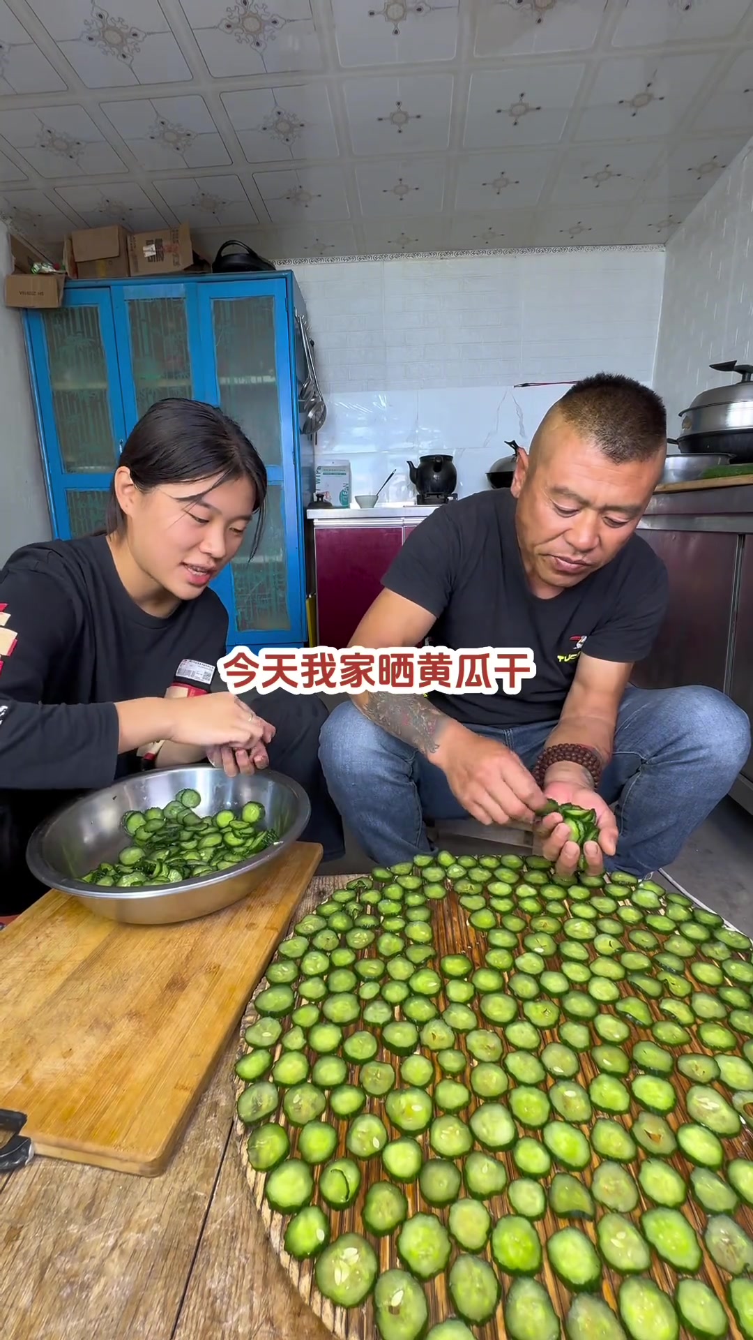 带你们看看东北入冬前存冬菜,今天我家晒黄瓜干,冬天用黄瓜干拌咸菜很好吃