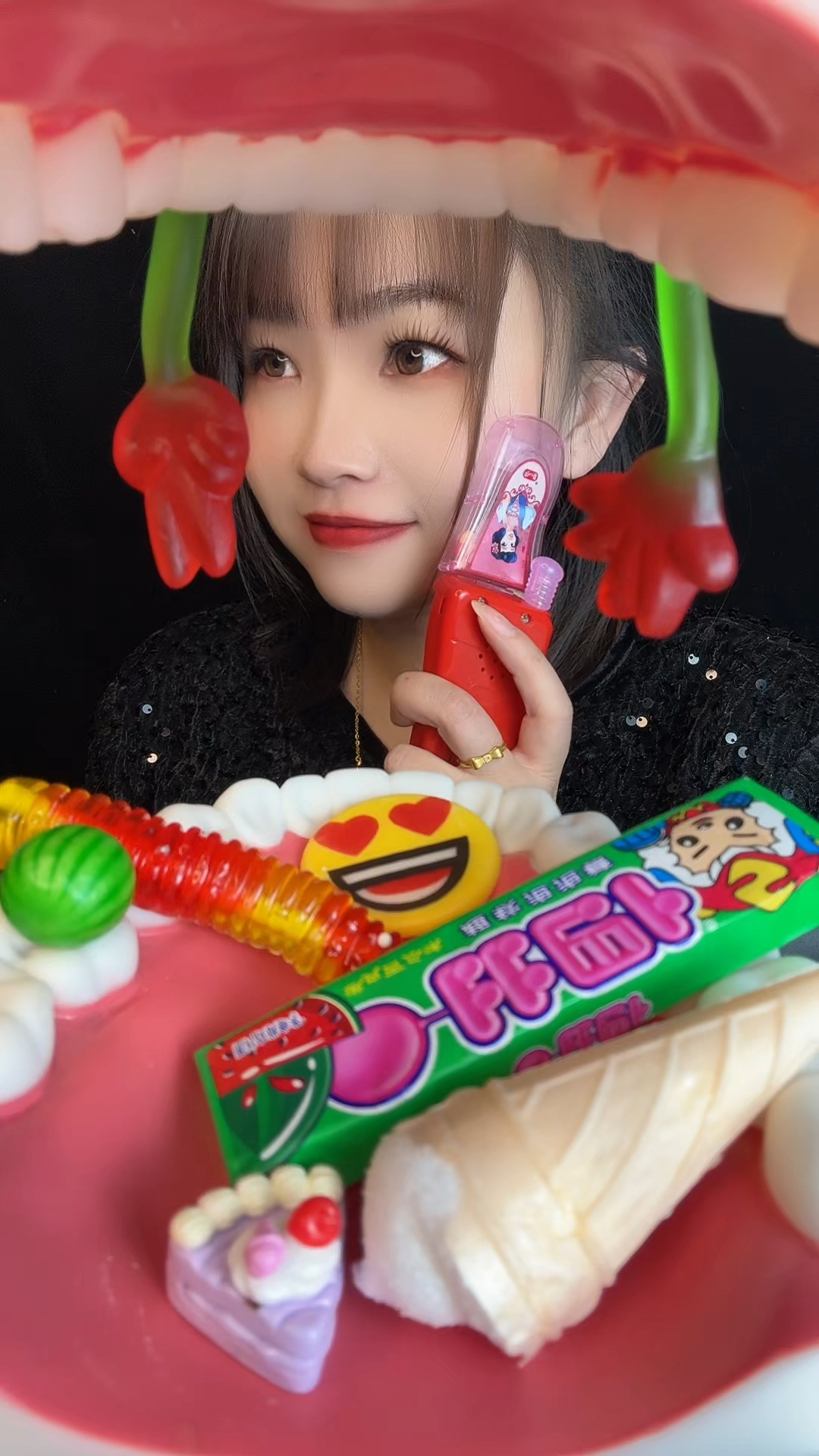 喂,佩琦你跑哪里啦?我在吃糖果呢?表情包巧克力棉花糖冰淇淋。