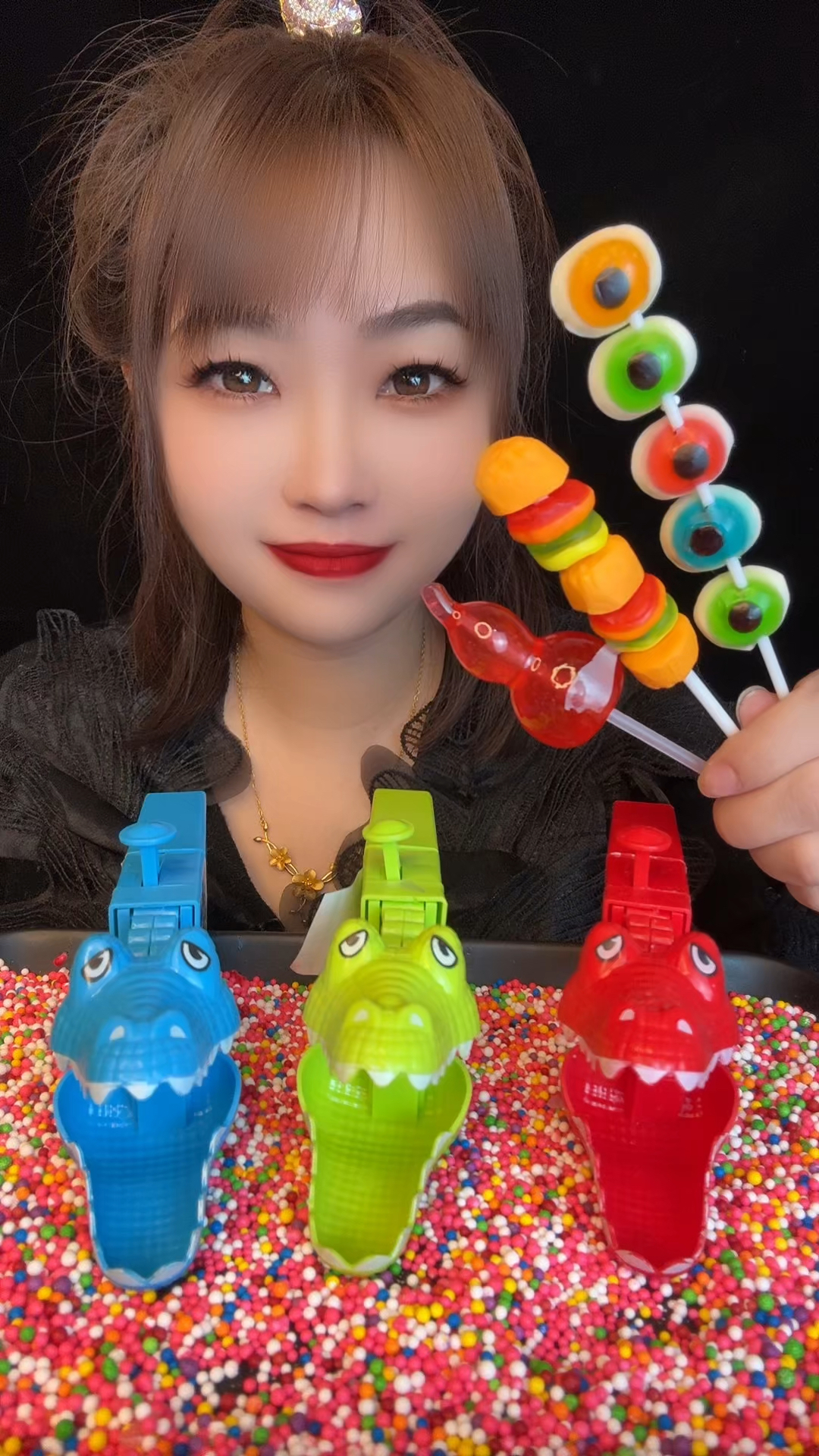 蓝色大鳄鱼要吃糖果,你们排好队我发糖果哟