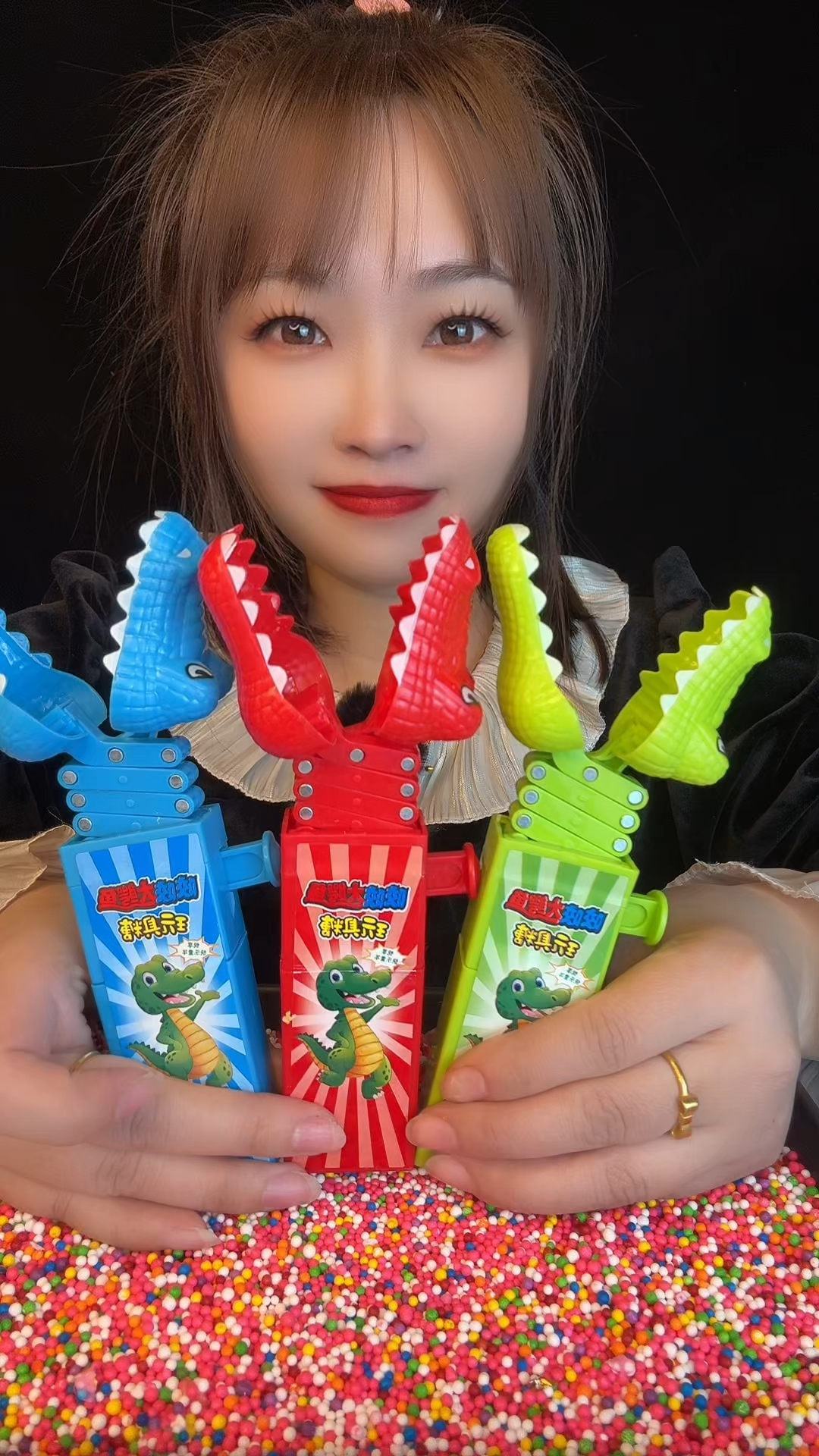 今天吃蓝色鳄鱼糖果.红色鳄鱼糖果,绿色鳄鱼糖果