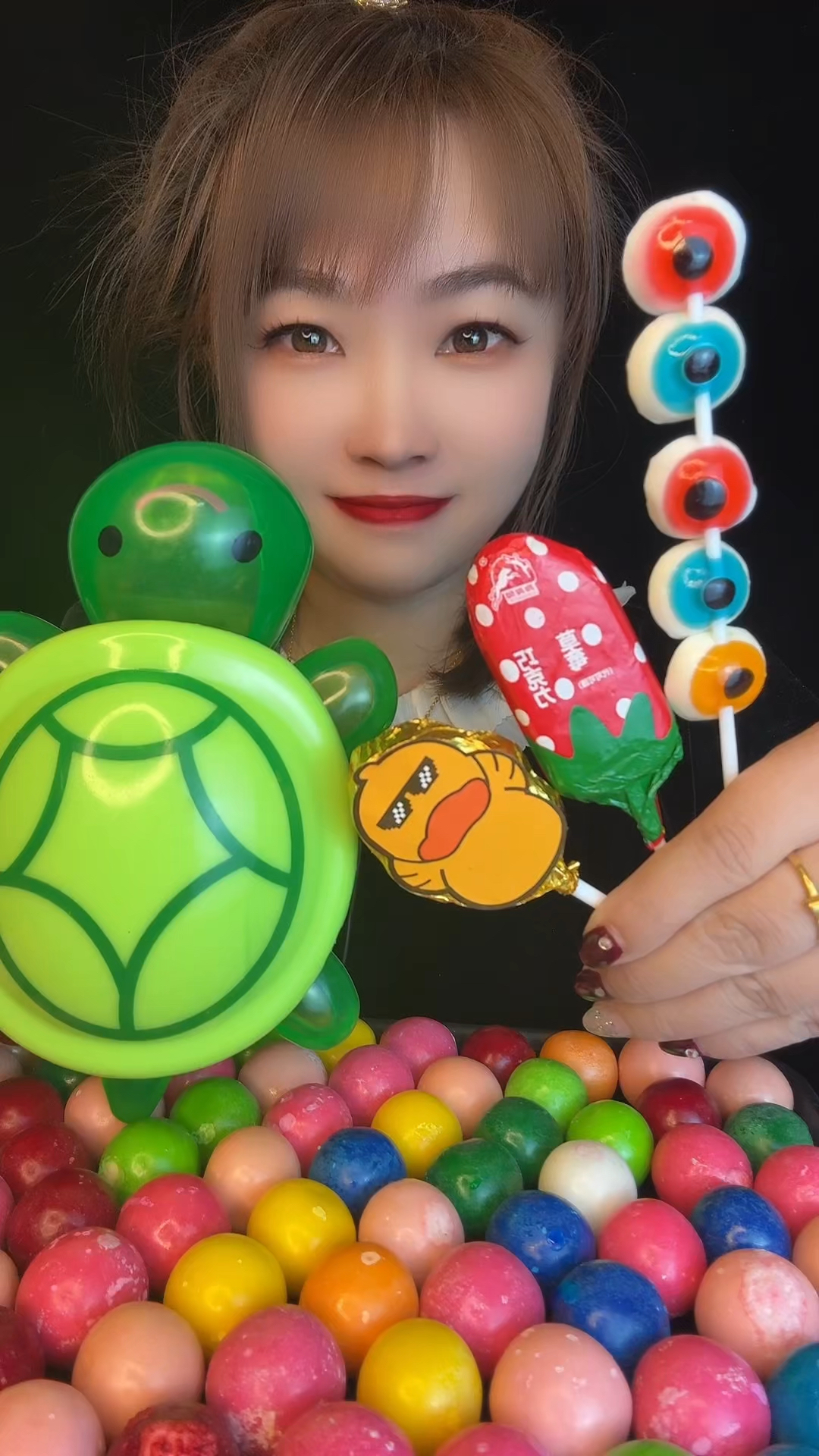 今天吃乌龟糖果,绿色的小乌龟,草莓巧克力