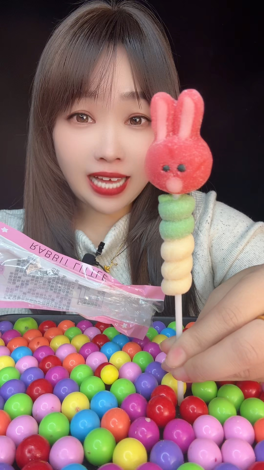 今天来吃红色的小兔子软糖