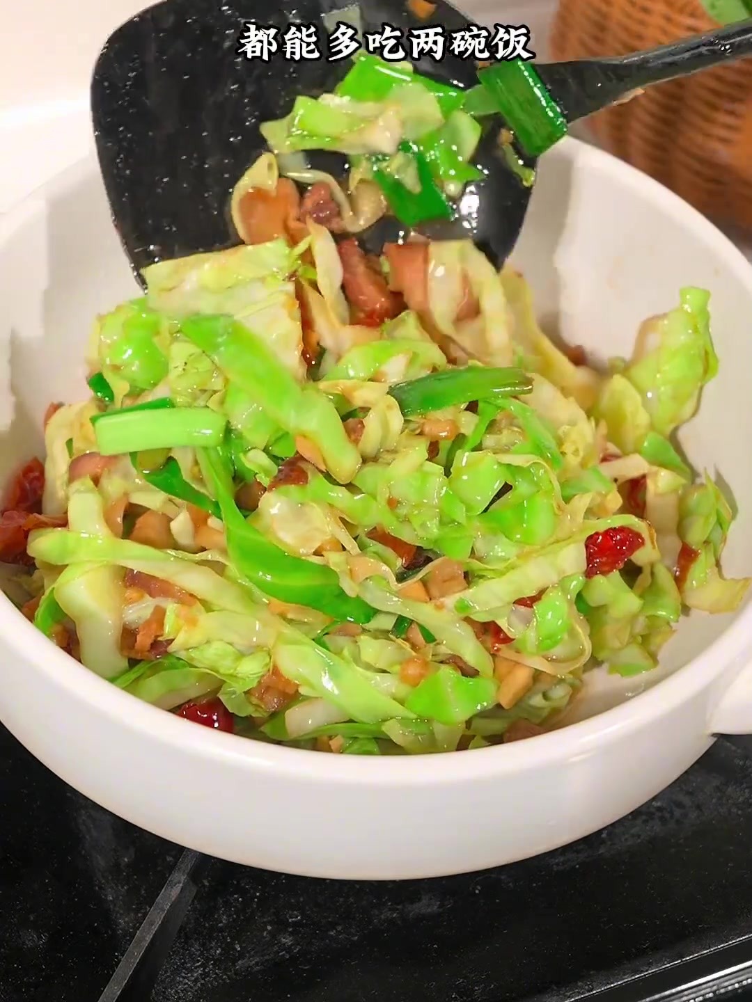 天气热吃饭没胃口,试试这道包菜丝炒五花肉吧！