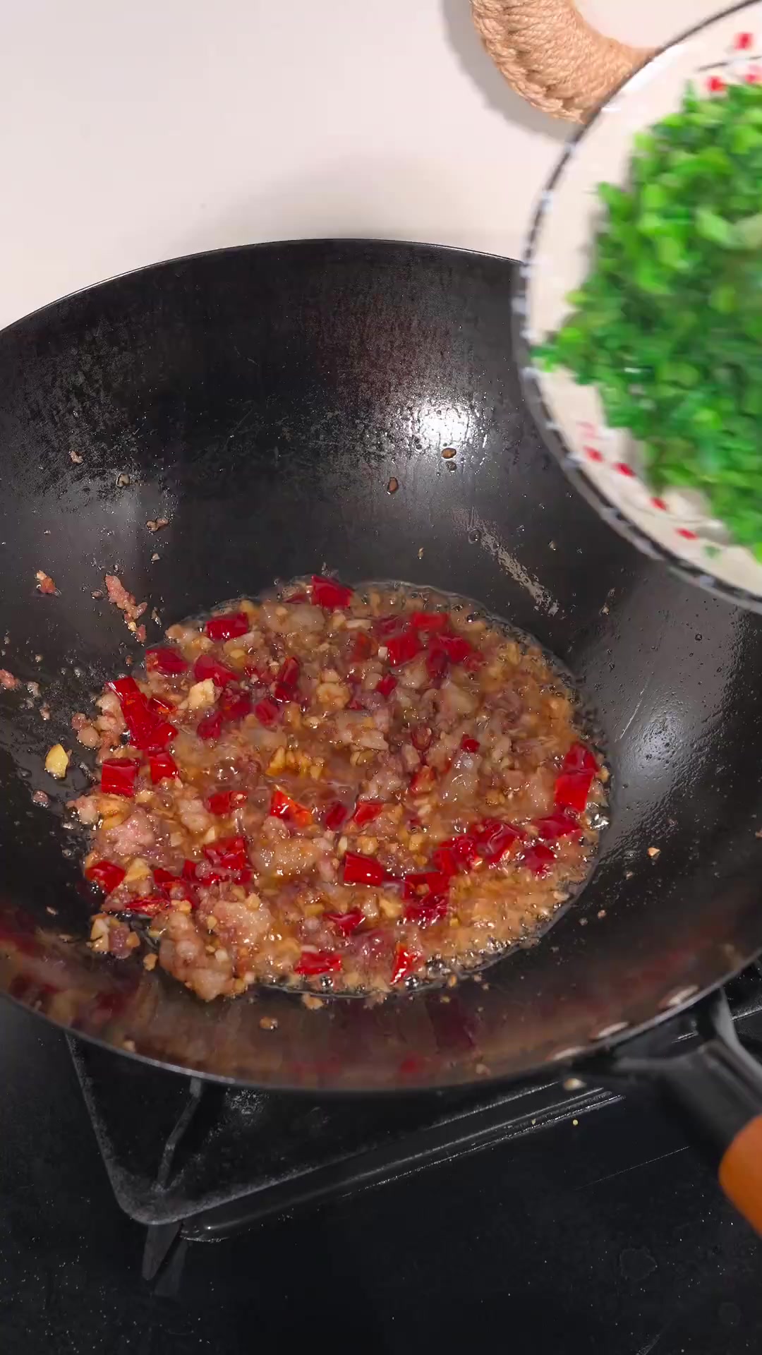 又到了吃雪里蕻的季节,简简单单搭配一点肉进去炒,好吃又下饭