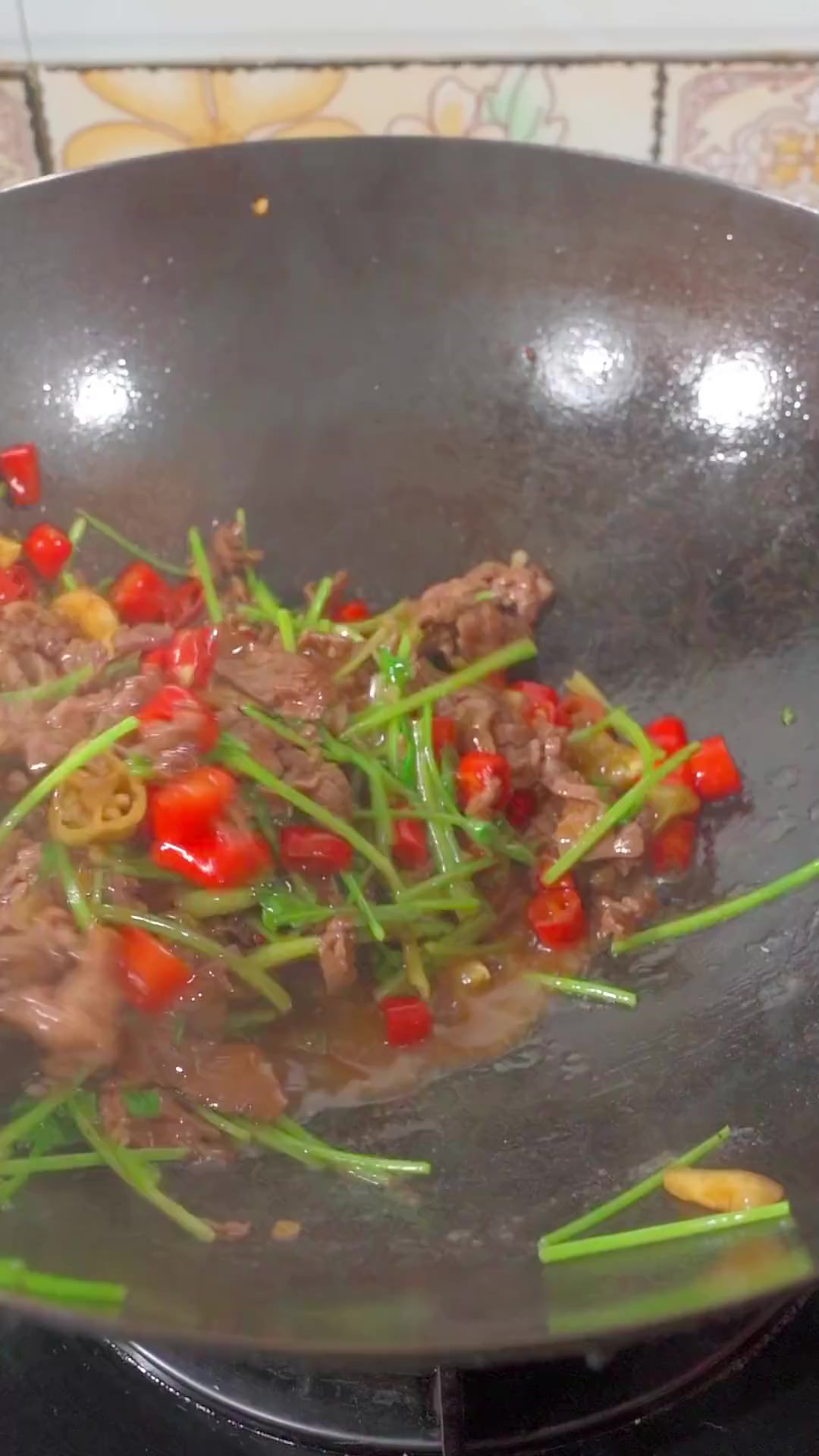 湖南湘菜馆桌桌必点的小炒黄牛肉,其实自己在家做非常简单