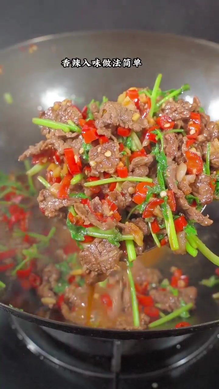 湖南金典下饭菜香菜炒牛肉尽量切薄片不腌制也很鲜嫩!