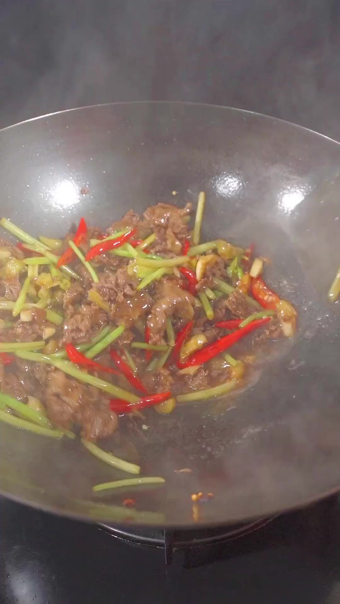 湘菜馆招牌菜,小炒黄牛肉这样做鲜嫩不柴,下酒又下饭