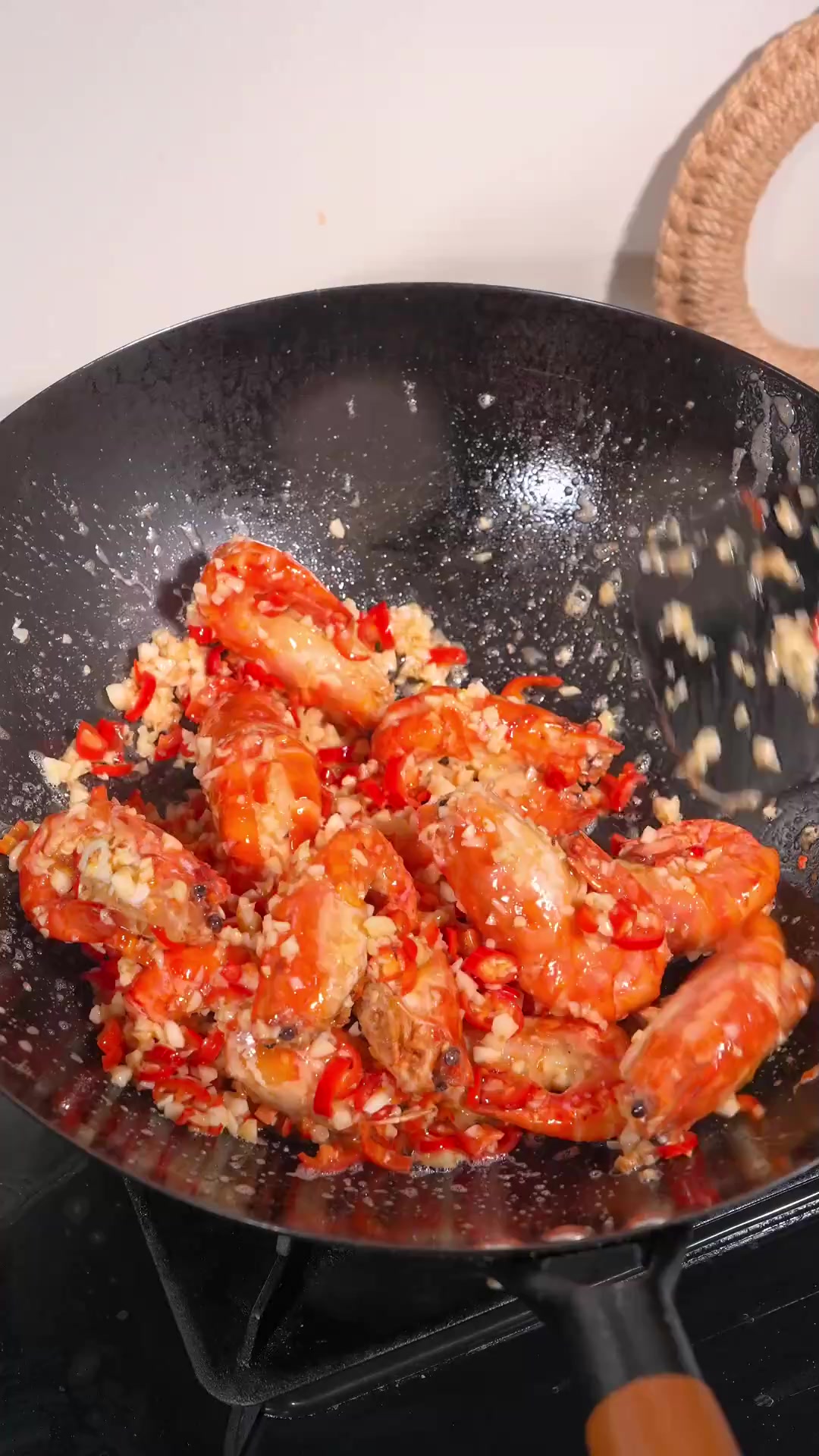 我认为这是罗氏虾最好吃的做法,里面蒜末拌饭都能吃三碗