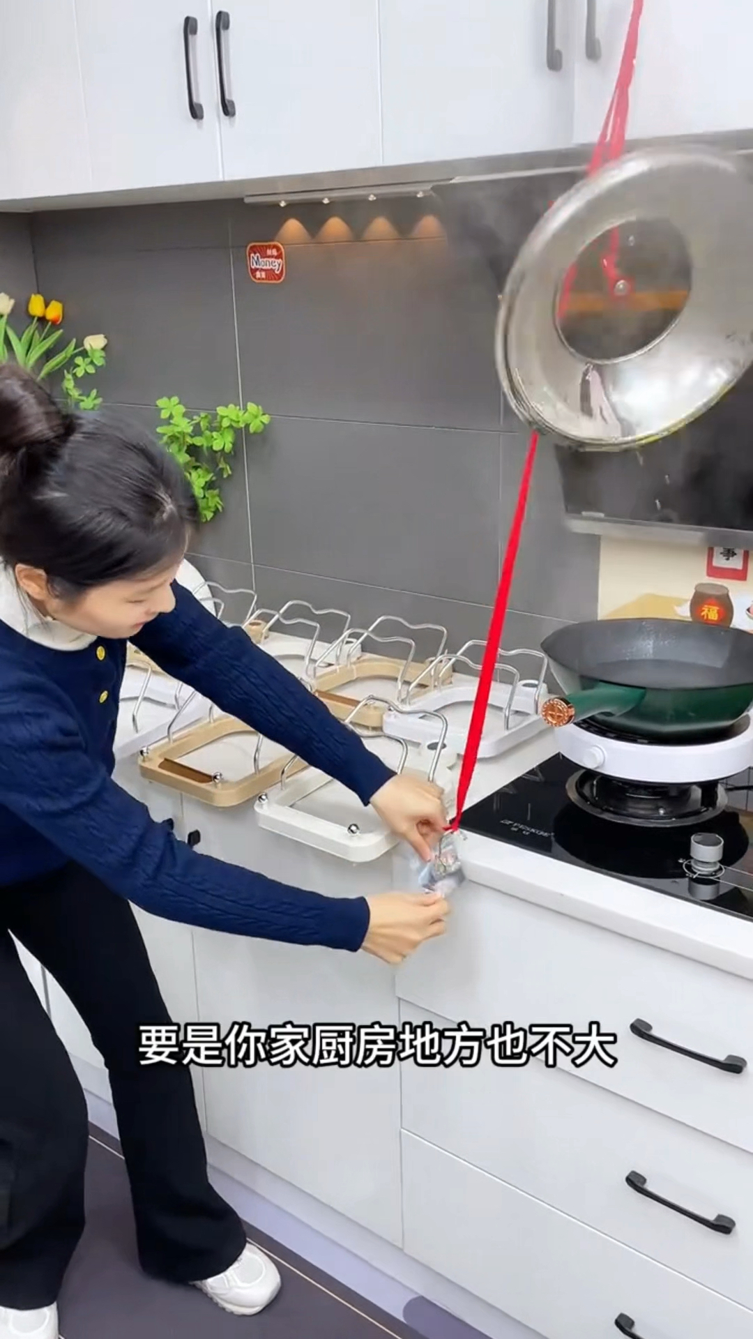 家里锅盖没地方放的,可以装一个这种锅盖架,免打孔上墙,太方便