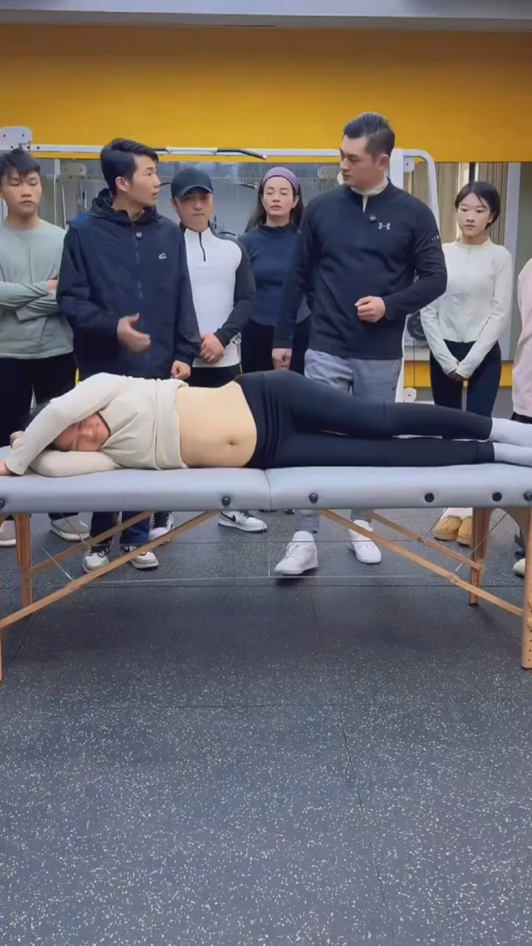 这5个动作，坚持6周，腰腹赘肉消失了，小肚子变平坦